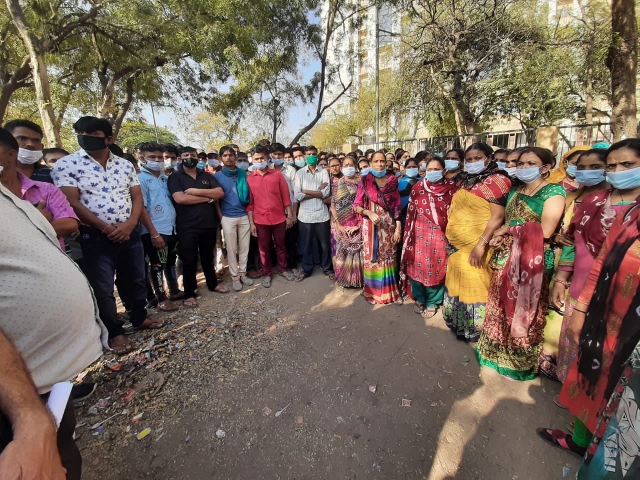 સોલા સિવિલ હૉસ્પિટલ અમદાવાદમાં અંદાજે વર્ગ ચારના 150થી વધુ કર્મચારીઓ કામ કરી રહ્યા છે. વર્ગ ચારના કર્મચારીઓએ મીડિયા સાથે વાત કરતા જણાવ્યું છે કે, સોલા સિવિલ હૉસ્પિટલમાંથી દર્દીઓના મોબાઈલ ખોવાય, પર્સ ખોવાય કે પછી હૉસ્પિટલમાંથી કોઈપણ વસ્તુ ખોવાય તો હાઉસ સ્કીપિંગના કર્મચારીઓ પર આરોપ લગાવવામાં છે. પોલીસ દ્વારા માર મારવામાં આવે છે. સોલા સિવિલ હૉસ્પિટલ અમદાવાદમાં અંદાજે વર્ગ ચારના 150થી વધુ કર્મચારીઓ કામ કરી રહ્યા છે. વર્ગ ચારના કર્મચારીઓએ મીડિયા સાથે વાત કરતા જણાવ્યું છે કે, સોલા સિવિલ હૉસ્પિટલમાંથી દર્દીઓના મોબાઈલ ખોવાય, પર્સ ખોવાય કે પછી હૉસ્પિટલમાંથી કોઈપણ વસ્તુ ખોવાય તો હાઉસ સ્કીપિંગના કર્મચારીઓ પર આરોપ લગાવવામાં છે. પોલીસ દ્વારા માર મારવામાં આવે છે.
