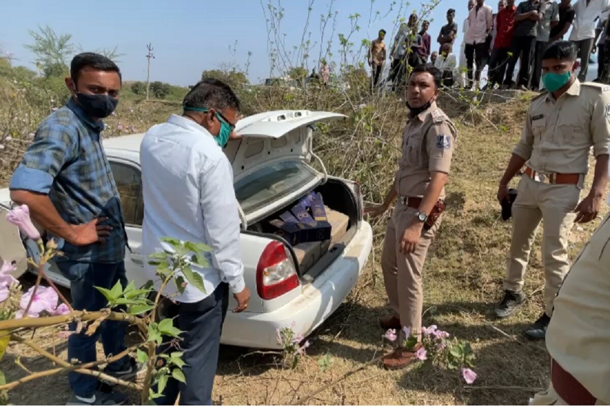 જેના પગલે કાર રોડની સાઈડમાં ઉતરી ખાડામાં ખાબકી હતી. પકડાઈ જવાના ડરના કારણે કારમાંથી બે લોકો ત્યાંથી ફરાર થયા હતા. આ અંગે જાગૃતનાગરીકે સ્થાનિક પોલીસ, એસપી ઓફિસ સહિતના અધિકારીઓને આ અંગે જાણ કરી હતી. જેના પગલે કાર રોડની સાઈડમાં ઉતરી ખાડામાં ખાબકી હતી. પકડાઈ જવાના ડરના કારણે કારમાંથી બે લોકો ત્યાંથી ફરાર થયા હતા. આ અંગે જાગૃતનાગરીકે સ્થાનિક પોલીસ, એસપી ઓફિસ સહિતના અધિકારીઓને આ અંગે જાણ કરી હતી.