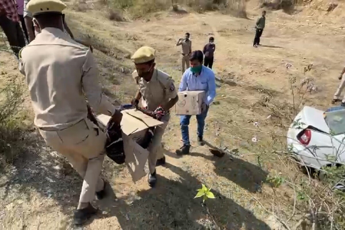 જેના પગલે મોડારા રૂરલ પોલીસ ઘટના સ્થળે પહોંચીને કારમાંથી દારૂનો કબ્જો લીઈને આગળની કાર્યવાહી હાથધરી હતી. કારની ડેકીમાં અને પાછલી સીટમાં દારૂની આશરે 10 પેટીઓ મળી હતી. આ ઉપરાંત કારમાંથી બ્લેક જેકેટ અને છરો મળી આવ્યો હતો. જેના પગલે મોડારા રૂરલ પોલીસ ઘટના સ્થળે પહોંચીને કારમાંથી દારૂનો કબ્જો લીઈને આગળની કાર્યવાહી હાથધરી હતી. કારની ડેકીમાં અને પાછલી સીટમાં દારૂની આશરે 10 પેટીઓ મળી હતી. આ ઉપરાંત કારમાંથી બ્લેક જેકેટ અને છરો મળી આવ્યો હતો.