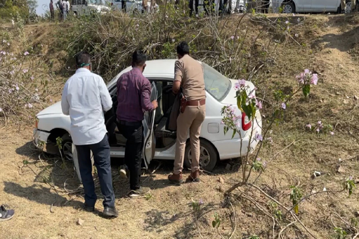 અરવલ્લી જિલ્લામાં શામળાજી હાઇવે ઉપર દારૂ ભરેલી કાર ખાબકતા પોલીસે તપાસ કરતા અરવલ્લી એસપી ઓફિલ (Arravali sp Office) પાછળથી જ આઈસરમાંથી દારૂની ખેપ થતી હોવાનો ભાંડો ફૂટ્યો હતો. ઘટના બાદ કાર ચાલક ફરાર થવામાં સફળ રહ્યા હતા. ઘટનાની જાણ થતાં જ અરવલ્લી એસપીએ કડક કાર્યવાહીના આદેશ આપ્યા છે. અરવલ્લી જિલ્લામાં શામળાજી હાઇવે ઉપર દારૂ ભરેલી કાર ખાબકતા પોલીસે તપાસ કરતા અરવલ્લી એસપી ઓફિલ (Arravali sp Office) પાછળથી જ આઈસરમાંથી દારૂની ખેપ થતી હોવાનો ભાંડો ફૂટ્યો હતો. ઘટના બાદ કાર ચાલક ફરાર થવામાં સફળ રહ્યા હતા. ઘટનાની જાણ થતાં જ અરવલ્લી એસપીએ કડક કાર્યવાહીના આદેશ આપ્યા છે.