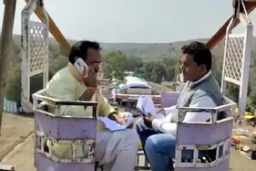 આ જિલ્લામાં મોબાઇલ નેટવર્કના ધાંધિયા, મંત્રી 50 ફૂટ ઉંચા હિંચકા પર બેસી મેળવે છે નેટવર્ક