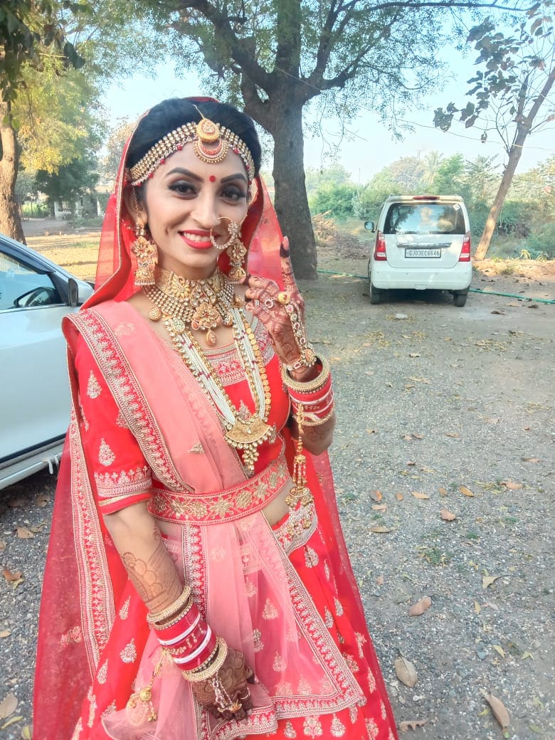 મહત્ત્વનું છે કે, બારડોલી નગરની 36 બેઠકો માટે 50 હજારથી વધુ મતદારો મતદાન કરવાના છે. જ્યારે તાલુકાની વાત કરી એ તો 22 બેઠકો પૈકી બેઠક બિન હરીફ થતા 21 બેઠકના 134 બુથ ઉપર મતદાન થવાનું છે. 274 જેટલા ઇવીએમ પણ રાખવામાં આવ્યા છે.બારડોલી નગરપાલિકાની ચૂંટણી માટે 49 બુથ છે. જેમાં 81 જેટલા પોલીસકર્મી તૈનાત રહેશે મહત્ત્વનું છે કે, બારડોલી નગરની 36 બેઠકો માટે 50 હજારથી વધુ મતદારો મતદાન કરવાના છે. જ્યારે તાલુકાની વાત કરી એ તો 22 બેઠકો પૈકી બેઠક બિન હરીફ થતા 21 બેઠકના 134 બુથ ઉપર મતદાન થવાનું છે. 274 જેટલા ઇવીએમ પણ રાખવામાં આવ્યા છે.બારડોલી નગરપાલિકાની ચૂંટણી માટે 49 બુથ છે. જેમાં 81 જેટલા પોલીસકર્મી તૈનાત રહેશે