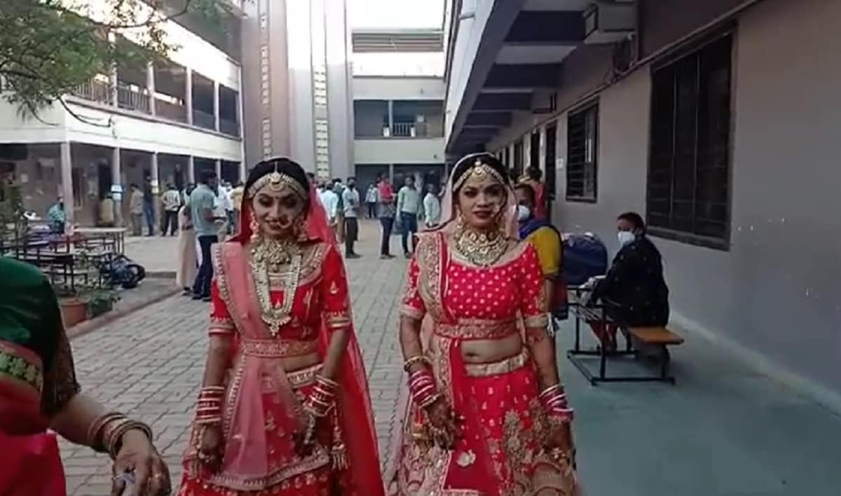 બારડોલી નગર ની 36 બેઠકો માટે 50 હજાર થી વધુ મતદારો મતદાન કરનાર છે. જ્યારે તાલુકા ની વાત કરી એ તો 22 બેઠકો પેકી બેઠક બિન હરીફ થતા 21 બેઠક ના 134 બુથ ઉપર મતદાન થવાનું છે. 274 જેટલા ઇ વી એમ પણ રાખવામાં આવ્યા છે. બારડોલી નગર ની 36 બેઠકો માટે 50 હજાર થી વધુ મતદારો મતદાન કરનાર છે. જ્યારે તાલુકા ની વાત કરી એ તો 22 બેઠકો પેકી બેઠક બિન હરીફ થતા 21 બેઠક ના 134 બુથ ઉપર મતદાન થવાનું છે. 274 જેટલા ઇ વી એમ પણ રાખવામાં આવ્યા છે.