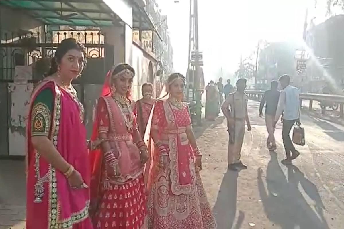 આ બહેનો પોતાના પરિવાર સાથે મતદાન કરવા આવી હતી. અને મતદાન કરીને ઘણી જ ખુશ લાગી રહી હતી. તેમને સજીધજીને મતદાન કરતા જોઇને આસપાસના લોકોમાં પણ મતદાન કરવાનો ઉત્સાહ છવાયો હતો આ બહેનો પોતાના પરિવાર સાથે મતદાન કરવા આવી હતી. અને મતદાન કરીને ઘણી જ ખુશ લાગી રહી હતી. તેમને સજીધજીને મતદાન કરતા જોઇને આસપાસના લોકોમાં પણ મતદાન કરવાનો ઉત્સાહ છવાયો હતો