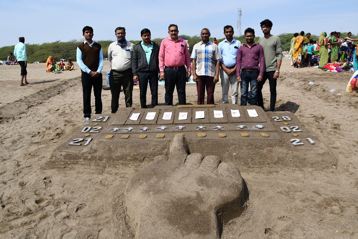 નીતિન ગોહેલ, ભાવનગર : ભાવનગરના (Bhavnagar) કલાકારો દ્વારા મૌની અમાવસ્યાનાં (Mauni Amavasya) દિવસે કોળિયાક નિષ્કલંક મહાદેવના સાંનિધ્યમાં સેન્ડ આર્ટથી (Sand art) મતદાન જાગૃતિનો (Election Awareness) અનોખો પ્રયાસ કરાયો છે. આગામી સમયમાં યોજાનારી ભાવનગર મહાનગરપાલિકા, તાલુકા પંચાયત, જિલ્લા પંચાયત તથા નગરપાલિકાઓની ચૂંટણીમાં મતદારોમાં મતદાન સંદર્ભે જાગૃતિ વધે તેમજ યુવા મતદારો મતદાન કરવા પ્રેરિત થાય તે હેતુથી ભાવનગરના શિક્ષકોએ (Bhavnagar teachers) રાજ્યની (Gujarat) સૌપ્રથમ એવી સેન્ડ આર્ટની મદદથી રેત ચિત્ર બનાવવાની પ્રશંસનીય પહેલ કરી છે. જેમાં ભાવનગરના શિક્ષકોએ કોળિયાકના દરિયાકાંઠે સતત ચાર કલાકની જહેમત બાદ ઇ.વી.એમ. મશીનનું (EVM) આબેહૂબ સેન્ડ આર્ટ રેત ચિત્ર તૈયાર કરી દરિયાકાંઠે ઉપસ્થિત સહેલાણીઓને જોવા અર્થે મૂકયું હતું. નીતિન ગોહેલ, ભાવનગર : ભાવનગરના (Bhavnagar) કલાકારો દ્વારા મૌની અમાવસ્યાનાં (Mauni Amavasya) દિવસે કોળિયાક નિષ્કલંક મહાદેવના સાંનિધ્યમાં સેન્ડ આર્ટથી (Sand art) મતદાન જાગૃતિનો (Election Awareness) અનોખો પ્રયાસ કરાયો છે. આગામી સમયમાં યોજાનારી ભાવનગર મહાનગરપાલિકા, તાલુકા પંચાયત, જિલ્લા પંચાયત તથા નગરપાલિકાઓની ચૂંટણીમાં મતદારોમાં મતદાન સંદર્ભે જાગૃતિ વધે તેમજ યુવા મતદારો મતદાન કરવા પ્રેરિત થાય તે હેતુથી ભાવનગરના શિક્ષકોએ (Bhavnagar teachers) રાજ્યની (Gujarat) સૌપ્રથમ એવી સેન્ડ આર્ટની મદદથી રેત ચિત્ર બનાવવાની પ્રશંસનીય પહેલ કરી છે. જેમાં ભાવનગરના શિક્ષકોએ કોળિયાકના દરિયાકાંઠે સતત ચાર કલાકની જહેમત બાદ ઇ.વી.એમ. મશીનનું (EVM) આબેહૂબ સેન્ડ આર્ટ રેત ચિત્ર તૈયાર કરી દરિયાકાંઠે ઉપસ્થિત સહેલાણીઓને જોવા અર્થે મૂકયું હતું.