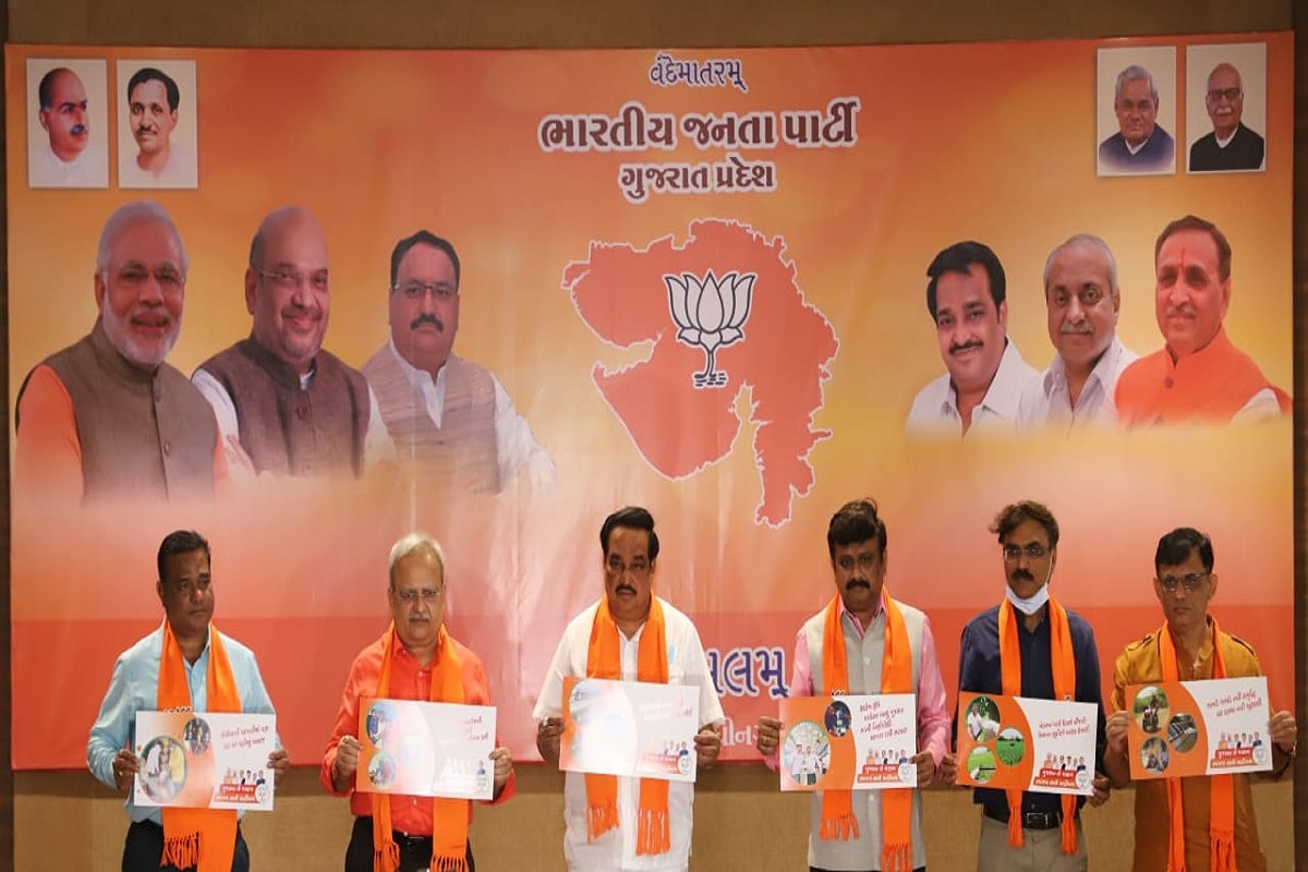 સી આર પાટીલે કહ્યું હતું કે સાબરમતી રીવર ફ્રન્ટ, કાંકરીયા લેકફ્રન્ટ, સરદાર વલ્લભભાઈ પટેલ (SVP) હોસ્પિટલ, સુજલામ સુફલામ યોજનાનો વિરોધ કર્યો હતો, પરંતુ દેશ અને રાજયના નાગરિકોના અઢળક પ્રેમ અને આશીર્વાદના કારણે ભાજપ દરેક કાર્યમાં મક્કમ રહ્યું અને તેના પરિણામે ગુજરાત અડીખમ છે. મહત્વનું છે કે આજથી શરૂ થનારા કેમ્પઈનમાં ભાજપ દ્વારા મક્કમતાથી વિપરીત પરિસ્થિતિઓમાં પણ કઈ રીતે નિર્ણય લેવાયા એનો તો ઉલ્લેખ છે કે સાથે કોંગ્રેસ પર પલટવાર પણ કરવામાં આવ્યો છે. જેમાં કોંગ્રેસ દ્વારા ગુજરાતને ક્યાં મુશ્કેલીઓ પડી એનો ઉલ્લેખ કરાયો છે. સી આર પાટીલે વધુમાં જણાવ્યું કે તુષ્ટિકરણની રાજનીતિ માટે કોંગ્રેસે મહિલાઓના માન-સન્માનના સંવેદનશીલ વિષય ત્રિપલ તલાક બીલનો પણ વિરોધ કરીને મહિલા વિરોધી માનસિકતાનો પરિચય દેશના નાગરિકોને આપ્યો હતો. દેશમાં અડધો-અડધ મહિલાઓ છે તેમના માન-સન્માનનું રક્ષણ કરવું એ આપણી પ્રાથમિક ફરજ છે. ગુજરાત અને ગુજરાતના નેતાઓ કોંગ્રેસને હરહંમેશ આંખમાં કણાની જેમ ખૂંચતા રહ્યા છે. સરદાર વલ્લભભાઈ પટેલ, વડાપ્રધાન નરેન્દ્ર મોદી, ગૃહમંત્રી અમિત શાહનો સતત વિરોધ કોંગ્રેસ કરતી આવી છે. મોદી વિરોધમાં કોંગ્રેસનું નેતૃત્વ આંધળું બનીને વડાપ્રધાન નરેન્દ્ર મોદીની પ્રજાલક્ષી, જનકલ્યાણ, ગરીબલક્ષી, ખેડૂતલક્ષી, રાષ્ટ્રહિત તેમજ રાષ્ટ્ર સુરક્ષાની બાબતોનો કોંગ્રેસે સતત વિરોધ કરીને દેશના વીર જવાનો, કિસાનો, પ્રજાજનોનો વિરોધ કરી રહી છે. સી આર પાટીલે કહ્યું હતું કે સાબરમતી રીવર ફ્રન્ટ, કાંકરીયા લેકફ્રન્ટ, સરદાર વલ્લભભાઈ પટેલ (SVP) હોસ્પિટલ, સુજલામ સુફલામ યોજનાનો વિરોધ કર્યો હતો, પરંતુ દેશ અને રાજયના નાગરિકોના અઢળક પ્રેમ અને આશીર્વાદના કારણે ભાજપ દરેક કાર્યમાં મક્કમ રહ્યું અને તેના પરિણામે ગુજરાત અડીખમ છે. મહત્વનું છે કે આજથી શરૂ થનારા કેમ્પઈનમાં ભાજપ દ્વારા મક્કમતાથી વિપરીત પરિસ્થિતિઓમાં પણ કઈ રીતે નિર્ણય લેવાયા એનો તો ઉલ્લેખ છે કે સાથે કોંગ્રેસ પર પલટવાર પણ કરવામાં આવ્યો છે. જેમાં કોંગ્રેસ દ્વારા ગુજરાતને ક્યાં મુશ્કેલીઓ પડી એનો ઉલ્લેખ કરાયો છે. સી આર પાટીલે વધુમાં જણાવ્યું કે તુષ્ટિકરણની રાજનીતિ માટે કોંગ્રેસે મહિલાઓના માન-સન્માનના સંવેદનશીલ વિષય ત્રિપલ તલાક બીલનો પણ વિરોધ કરીને મહિલા વિરોધી માનસિકતાનો પરિચય દેશના નાગરિકોને આપ્યો હતો. દેશમાં અડધો-અડધ મહિલાઓ છે તેમના માન-સન્માનનું રક્ષણ કરવું એ આપણી પ્રાથમિક ફરજ છે. ગુજરાત અને ગુજરાતના નેતાઓ કોંગ્રેસને હરહંમેશ આંખમાં કણાની જેમ ખૂંચતા રહ્યા છે. સરદાર વલ્લભભાઈ પટેલ, વડાપ્રધાન નરેન્દ્ર મોદી, ગૃહમંત્રી અમિત શાહનો સતત વિરોધ કોંગ્રેસ કરતી આવી છે. મોદી વિરોધમાં કોંગ્રેસનું નેતૃત્વ આંધળું બનીને વડાપ્રધાન નરેન્દ્ર મોદીની પ્રજાલક્ષી, જનકલ્યાણ, ગરીબલક્ષી, ખેડૂતલક્ષી, રાષ્ટ્રહિત તેમજ રાષ્ટ્ર સુરક્ષાની બાબતોનો કોંગ્રેસે સતત વિરોધ કરીને દેશના વીર જવાનો, કિસાનો, પ્રજાજનોનો વિરોધ કરી રહી છે.