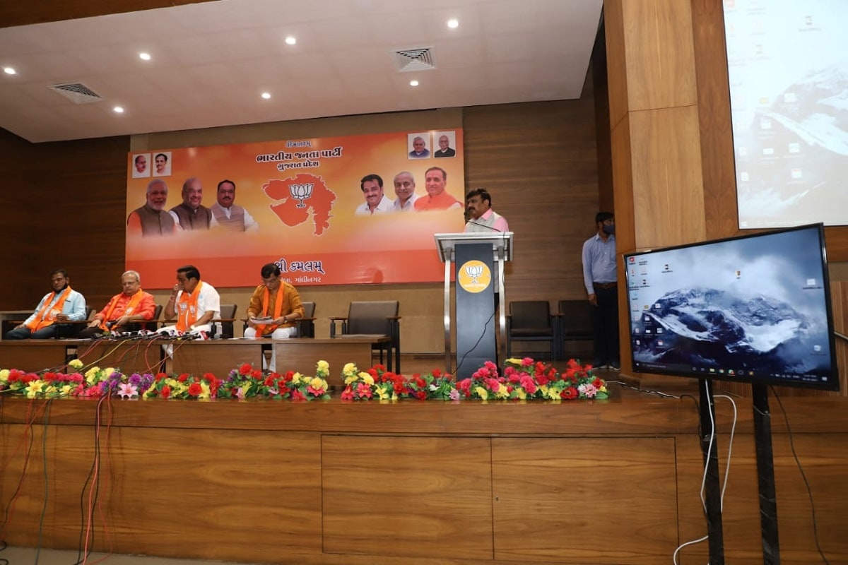 આ અંગે પ્રદેશમંત્રી, સ્થાનિકસ્વરાજની ચૂંટણીના ઇન્ચાર્જ, પ્રચાર-પ્રસાર સમિતિના ઇન્ચાર્જ મહેશ કસવાલાએ ઓનલાઇન-ઓફલાઇન પ્રયાર સાહિત્યની માહિતી આપતા જણાવ્યુ કે 40 જેટલી એક મિનિટની નાની ફિલ્મો, 20 જેટલી મોટી ફિલ્મો, 21 જેટલી હોડીંગ્સની નવીન ડિઝાઈનો, 19 જેટલા આકર્ષક GIFનું લોન્ચિંગ કરવામાં આવ્યું છે. આ વિવિધ માધ્યમો થકી ચૂંટણી પ્રચાર-પ્રસારનું શ્રી ગણેશ આજે પ્રદેશ કાર્યાલય "શ્રી કમલમ” ખાતે પ્રદેશ અધ્યક્ષ સી.આર.પાટીલના વરદ હસ્તે કરવામાં આવ્યું છે. આ અંગે પ્રદેશમંત્રી, સ્થાનિકસ્વરાજની ચૂંટણીના ઇન્ચાર્જ, પ્રચાર-પ્રસાર સમિતિના ઇન્ચાર્જ મહેશ કસવાલાએ ઓનલાઇન-ઓફલાઇન પ્રયાર સાહિત્યની માહિતી આપતા જણાવ્યુ કે 40 જેટલી એક મિનિટની નાની ફિલ્મો, 20 જેટલી મોટી ફિલ્મો, 21 જેટલી હોડીંગ્સની નવીન ડિઝાઈનો, 19 જેટલા આકર્ષક GIFનું લોન્ચિંગ કરવામાં આવ્યું છે. આ વિવિધ માધ્યમો થકી ચૂંટણી પ્રચાર-પ્રસારનું શ્રી ગણેશ આજે પ્રદેશ કાર્યાલય "શ્રી કમલમ” ખાતે પ્રદેશ અધ્યક્ષ સી.આર.પાટીલના વરદ હસ્તે કરવામાં આવ્યું છે.