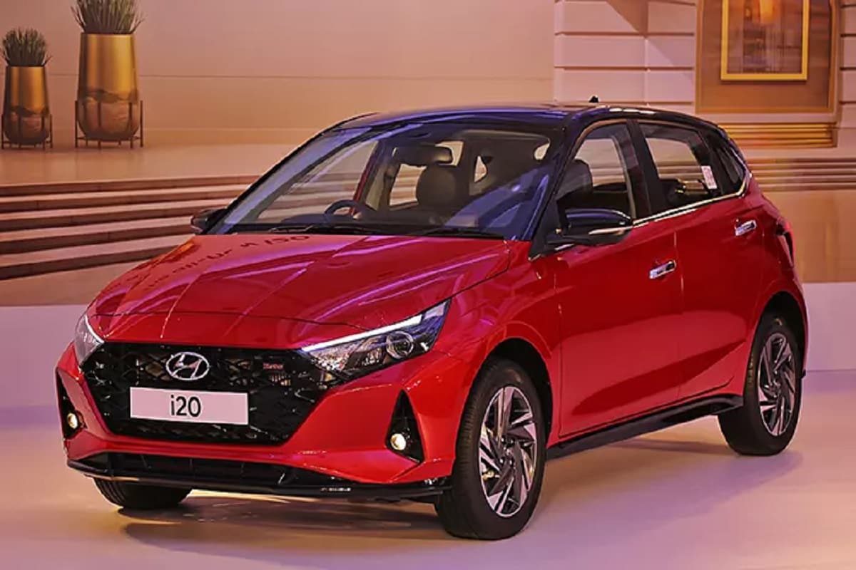 Hyundai i20 - હુંડઇની નવી આઈ20 કારને બધા લોકો પસંદ કરે છે. આ કારમાં તમને 1.0 લીટરનું ટર્બો GDi પેટ્રોલ એન્જીન મળે છે. જે 6000rpm પર 120bhpનો પાવર જનરેટ કરે છે. i20માં તમને મેનુઅલ અને ઓટોમેટિક ટ્રાન્સમિશનનું ઓપ્શન મળશે. આ કારની શરૂઆત કિંમત 6.80 લાખ રૂપિયા છે. Hyundai i20 - હુંડઇની નવી આઈ20 કારને બધા લોકો પસંદ કરે છે. આ કારમાં તમને 1.0 લીટરનું ટર્બો GDi પેટ્રોલ એન્જીન મળે છે. જે 6000rpm પર 120bhpનો પાવર જનરેટ કરે છે. i20માં તમને મેનુઅલ અને ઓટોમેટિક ટ્રાન્સમિશનનું ઓપ્શન મળશે. આ કારની શરૂઆત કિંમત 6.80 લાખ રૂપિયા છે.
