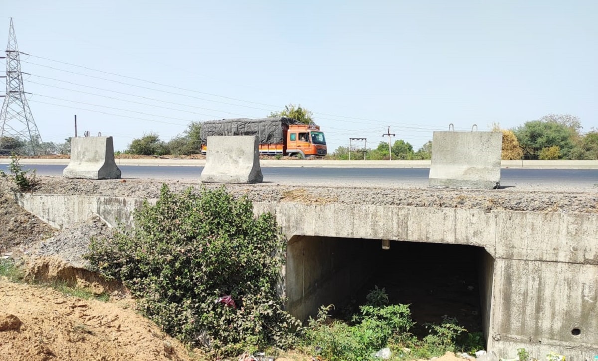 આ ગામમાં બપોરે એક વાગ્યા સુધી કોઇપણ મતદાન કરવા આવ્યું નથી. આ ચૂંટણીનો બહિષ્કાર કરતા એક બોર્ડ લગાવ્યું છે. જેમાં લખ્યું છે કે, ડભાસી ગામમાં નાળાનો પ્રશ્ન ન ઉકેલતા સમગ્ર ગામ તાલુકા-જિલ્લા -પંચાયતની ચૂંટણીનો બહિષ્કાર કર્યો છે. આ ગામમાં બપોરે એક વાગ્યા સુધી કોઇપણ મતદાન કરવા આવ્યું નથી. આ ચૂંટણીનો બહિષ્કાર કરતા એક બોર્ડ લગાવ્યું છે. જેમાં લખ્યું છે કે, ડભાસી ગામમાં નાળાનો પ્રશ્ન ન ઉકેલતા સમગ્ર ગામ તાલુકા-જિલ્લા -પંચાયતની ચૂંટણીનો બહિષ્કાર કર્યો છે.