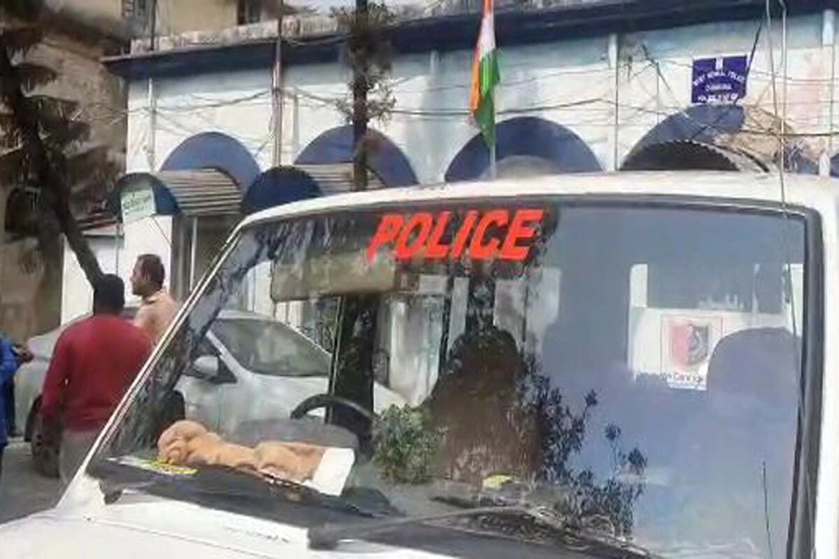પીડિતાએ જણાવ્યું કે આરોપીએ ફિડબેકના નામ પર મહિલા સાથે વીડિયો કોલ ઉપર વાતચીત કરી હતી. આ દરમિયાન તેણે પીડિતાની કેટલીક આપત્તિજનક તસવીરો અને વીડિયો પોતાના મોબાઈલમાં કેદ કરી દીધા હતા. પીડિતાએ આરોપ લગાવ્યો હતો કે આરોપીએ તેને બ્લેકમેઈલ કરવાની સાથે સાથે બંદૂકની નોક ઉપર દુષ્કર્મ આચર્યું હતું. પીડિતા પ્રમાણે આરોપીએ સોનાની રિંગ અને ઘરેણાં પણ આપવાની માંગણી કરી હતી. એટલુ જ નહીં આરોપી વિશાલ વર્માના મિત્ર સુમન મંડલે પણ તેનું યૌન શોષણ કર્યું હતું. અને તેની સાતે દુષ્કર્મ આચરવાની કોશિશ કરી હતી. પીડિતાએ જણાવ્યું કે આરોપીએ ફિડબેકના નામ પર મહિલા સાથે વીડિયો કોલ ઉપર વાતચીત કરી હતી. આ દરમિયાન તેણે પીડિતાની કેટલીક આપત્તિજનક તસવીરો અને વીડિયો પોતાના મોબાઈલમાં કેદ કરી દીધા હતા. પીડિતાએ આરોપ લગાવ્યો હતો કે આરોપીએ તેને બ્લેકમેઈલ કરવાની સાથે સાથે બંદૂકની નોક ઉપર દુષ્કર્મ આચર્યું હતું. પીડિતા પ્રમાણે આરોપીએ સોનાની રિંગ અને ઘરેણાં પણ આપવાની માંગણી કરી હતી. એટલુ જ નહીં આરોપી વિશાલ વર્માના મિત્ર સુમન મંડલે પણ તેનું યૌન શોષણ કર્યું હતું. અને તેની સાતે દુષ્કર્મ આચરવાની કોશિશ કરી હતી.
