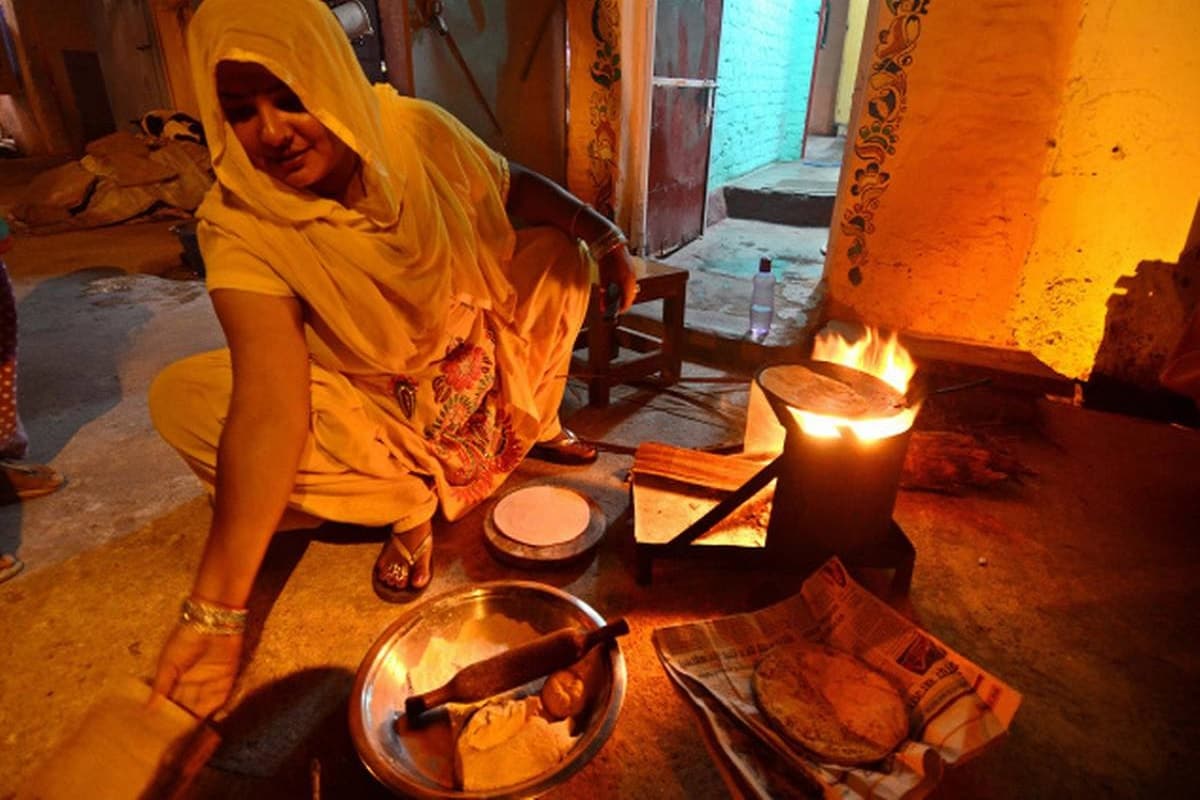 LPG Connection: 1 ફેબ્રુઆરીના રજૂ થયેલા બજેટમાં (Budget 2021) નાણા મંત્રી નિર્મલા સીતારમણે (FM Nirmala Sitharaman) ઉજ્જવલા યોજના (Ujjwala Yojana) અંતર્ગત 1 કરોડ નવા ગેસ કનેક્શન (Gas connection) આપવાની જાહેરાત કરી છે. નાણા મંત્રીએ કહ્યું કે, મફત રસોઈ ગેસ એલપીજી યોજનાનો (ઉજ્જવલા) વિસ્તાર કરવામાં આવશે અને એક કરોડ લાભાર્થીઓને તેનો ફાયદો મળશે. ઉજ્જવલા યોજનામાં જે પરિવાર BPL કેટેગરીમાં (BPL category) આવે છે, તેઓ આ યોજનાનો લાભ લઈ શકે છે. LPG Connection: 1 ફેબ્રુઆરીના રજૂ થયેલા બજેટમાં (Budget 2021) નાણા મંત્રી નિર્મલા સીતારમણે (FM Nirmala Sitharaman) ઉજ્જવલા યોજના (Ujjwala Yojana) અંતર્ગત 1 કરોડ નવા ગેસ કનેક્શન (Gas connection) આપવાની જાહેરાત કરી છે. નાણા મંત્રીએ કહ્યું કે, મફત રસોઈ ગેસ એલપીજી યોજનાનો (ઉજ્જવલા) વિસ્તાર કરવામાં આવશે અને એક કરોડ લાભાર્થીઓને તેનો ફાયદો મળશે. ઉજ્જવલા યોજનામાં જે પરિવાર BPL કેટેગરીમાં (BPL category) આવે છે, તેઓ આ યોજનાનો લાભ લઈ શકે છે.