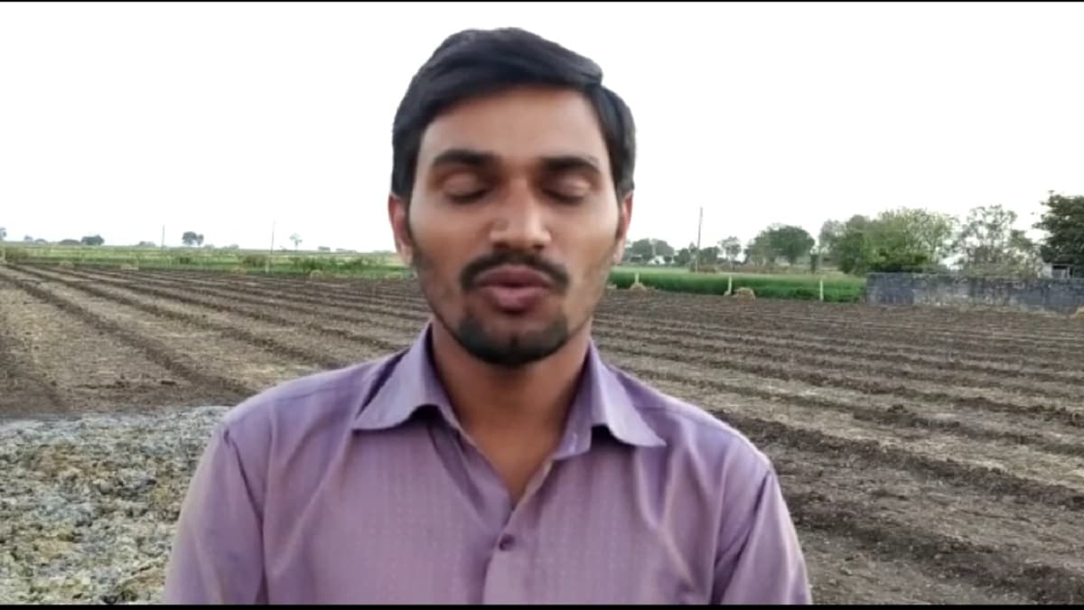 આ અંગે ખેડૂત સંજયભાઈએ જણાવ્યું હતું કે, અમે ગઇકાલે સવારે દસ વાગ્યે વાડીએ હતા અને જીરાના પાકનો ઢગલો કરીને રાખ્યો હતો. આજે સવારે ટ્રેક્ટર દ્વારા કાઢવાની કામગીરી કરવાના હતા. પરંતુ અમને વહેલી સવારે પાડોશીએ જાણ કરી કે, તમારું જીરુ સળગે છે. આથી અમે વાડીએ દોડી આવ્યા હતા. પરંતુ અમારા હાથમાં માત્ર રાખ આવી હતી. અમારે અંદાજે ચાર લાખની નુકસાન સહન કરવાનો વારો આવ્યો છે. અમારા કોઈ દુશ્મન પણ નથી. અમારી વાડીની આજુબાજુમાં પણ જીરાનો પાક આવેલો છે. પરંતુ અમારો જ પાક સળગાવી દેવામાં આવ્યો હોવાથી અમારી સીઝનની મહેનત એળે ગઇ છે. આ અંગે ખેડૂત સંજયભાઈએ જણાવ્યું હતું કે, અમે ગઇકાલે સવારે દસ વાગ્યે વાડીએ હતા અને જીરાના પાકનો ઢગલો કરીને રાખ્યો હતો. આજે સવારે ટ્રેક્ટર દ્વારા કાઢવાની કામગીરી કરવાના હતા. પરંતુ અમને વહેલી સવારે પાડોશીએ જાણ કરી કે, તમારું જીરુ સળગે છે. આથી અમે વાડીએ દોડી આવ્યા હતા. પરંતુ અમારા હાથમાં માત્ર રાખ આવી હતી. અમારે અંદાજે ચાર લાખની નુકસાન સહન કરવાનો વારો આવ્યો છે. અમારા કોઈ દુશ્મન પણ નથી. અમારી વાડીની આજુબાજુમાં પણ જીરાનો પાક આવેલો છે. પરંતુ અમારો જ પાક સળગાવી દેવામાં આવ્યો હોવાથી અમારી સીઝનની મહેનત એળે ગઇ છે.