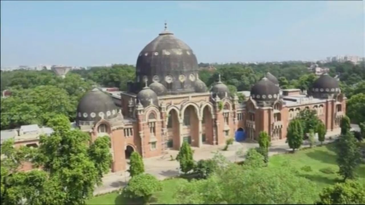 યુનિવર્સિટીના વાયરલ લેટરહેટ પર નજર નાંખીએ તો તેની પર 28 જાન્યુઆરી 2021ની તારીખ છે. એટલે 28 તારીખે એમ.એસ.યુનિવર્સિટીએ પ્રસિધ્ધ કરેલા કોઇ સર્ક્યુલર ઉપર એડિટિંગ કરીને કોઇએ આ પ્રકારનો મેસેજ વાયરલ કર્યો છે. એમ.એસ.યુનિવર્સિટીના સત્તાધીશો દ્વારા આ મામલે સયાજીગંજ પોલીસ અને સાયબર ક્રાઇમમાં સોમવારે ફરિયાદ નોંધાવવામાં આવશે. યુનિવર્સિટીના વાયરલ લેટરહેટ પર નજર નાંખીએ તો તેની પર 28 જાન્યુઆરી 2021ની તારીખ છે. એટલે 28 તારીખે એમ.એસ.યુનિવર્સિટીએ પ્રસિધ્ધ કરેલા કોઇ સર્ક્યુલર ઉપર એડિટિંગ કરીને કોઇએ આ પ્રકારનો મેસેજ વાયરલ કર્યો છે. એમ.એસ.યુનિવર્સિટીના સત્તાધીશો દ્વારા આ મામલે સયાજીગંજ પોલીસ અને સાયબર ક્રાઇમમાં સોમવારે ફરિયાદ નોંધાવવામાં આવશે.