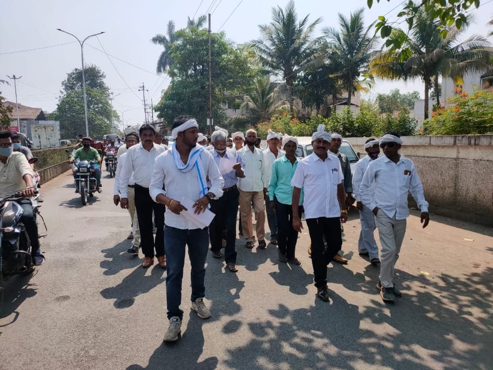 પોતાના મોટા નેતા ખોવાથી આદિવાસી સમાજમાં રોષ જોવા મળ્યો છે. મોહન ડેલકરને ન્યાય મળે તેવી માંગ સાથે આદિવાસી સમાજ હવે અવાજ ઉઠાવી રહ્યો છે. તેમની એવી પણ માંગ છે કે, મોહન ડેલકરના મોતના રહસ્ય પરથી પડદો ઊંચકવામાં આવે અને આરોપીઓ વિરોધ કડકમાં કડક કાર્યવાહી કરવામાં આવે. તપાસની માંગ કરતા આદિવાસી સંગઠનોના અગ્રણીઓ અને કાર્યકર્તાઓ સાથે વલસાડ ડાંગના સાંસદ ડૉ કે.સી પટેલના ભાઈ ડૉ.ડી સી પટેલ પણ જોડાયા હતા. તેઓએ પણ ડેલકરના મોત મામલે તપાસની માંગ કરી છે. પોતાના મોટા નેતા ખોવાથી આદિવાસી સમાજમાં રોષ જોવા મળ્યો છે. મોહન ડેલકરને ન્યાય મળે તેવી માંગ સાથે આદિવાસી સમાજ હવે અવાજ ઉઠાવી રહ્યો છે. તેમની એવી પણ માંગ છે કે, મોહન ડેલકરના મોતના રહસ્ય પરથી પડદો ઊંચકવામાં આવે અને આરોપીઓ વિરોધ કડકમાં કડક કાર્યવાહી કરવામાં આવે. તપાસની માંગ કરતા આદિવાસી સંગઠનોના અગ્રણીઓ અને કાર્યકર્તાઓ સાથે વલસાડ ડાંગના સાંસદ ડૉ કે.સી પટેલના ભાઈ ડૉ.ડી સી પટેલ પણ જોડાયા હતા. તેઓએ પણ ડેલકરના મોત મામલે તપાસની માંગ કરી છે.