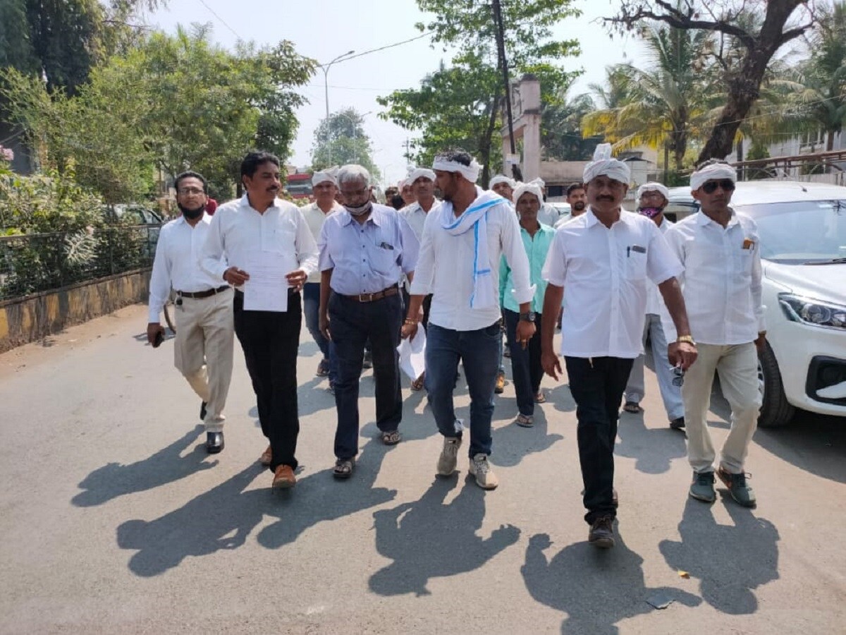 મહત્વપૂર્ણ છે કે, ગઈકાલે મહારાષ્ટ્રના ગૃહ મંત્રીએ પણ એક વીડિયો નિવેદન જાહેર કર્યું છે હતુ. જેમા તેમણે જણાવ્યું હતુ કે, મોહન ડેલકરની સુસાઇડ નોટમાં પ્રદેશના પ્રશાસકથી લઇ પ્રદેશના ઉચ્ચ અધિકારીઓના નામ હોવાનો ઉલ્લેખ કર્યો હતો. આથી હવે મોહન ડેલકરના સુસાઇડ નોટમાં રહેલા રહસ્યો જ્યારે બહાર આવશે ત્યારે પ્રદેશમાં ખળભળાટ મચી જશે તે વાત ચોક્કસ છે. હવે આદિવાસી સંગઠનો પણ મોહન ડેલકરના મોત મામલે ઊંડાણપૂર્વક તપાસની માંગ કરી રહ્યા છે અને આ મામલે સીબીઆઈ તપાસ થાય તેવી માંગ ઉઠી રહી છે. મહત્વપૂર્ણ છે કે, ગઈકાલે મહારાષ્ટ્રના ગૃહ મંત્રીએ પણ એક વીડિયો નિવેદન જાહેર કર્યું છે હતુ. જેમા તેમણે જણાવ્યું હતુ કે, મોહન ડેલકરની સુસાઇડ નોટમાં પ્રદેશના પ્રશાસકથી લઇ પ્રદેશના ઉચ્ચ અધિકારીઓના નામ હોવાનો ઉલ્લેખ કર્યો હતો. આથી હવે મોહન ડેલકરના સુસાઇડ નોટમાં રહેલા રહસ્યો જ્યારે બહાર આવશે ત્યારે પ્રદેશમાં ખળભળાટ મચી જશે તે વાત ચોક્કસ છે. હવે આદિવાસી સંગઠનો પણ મોહન ડેલકરના મોત મામલે ઊંડાણપૂર્વક તપાસની માંગ કરી રહ્યા છે અને આ મામલે સીબીઆઈ તપાસ થાય તેવી માંગ ઉઠી રહી છે.