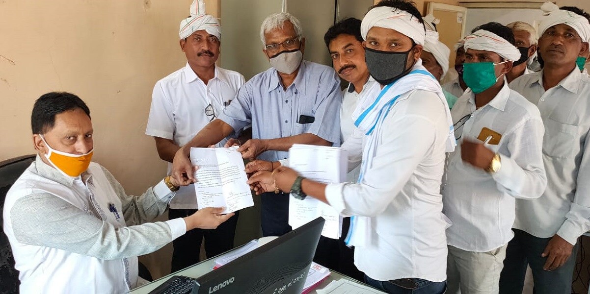 મળતી માહિતી મુજબ, મોહન ડેલકરે પોતાના લેટરપેડ પર 15 પાનાની સુસાઇડ નોટ લખી હતી. જેમાં તેમને મોત માટે જવાબદાર કારણો અને અનેક લોકોના નામ પણ લખ્યા છે. આથી એક કદાવર પ્રદેશના સૌથી મોટા નેતાના આકસ્મિક આઘાતજનક નિધન બાદ લોકોમાં રોષ છે. મોહન ડેલકરના નિધન બાદ તેમના પરિવારજનોમાં તેમના પુત્ર અભિનવ ડેલકરે પણ તેના પિતાના મોત માટે જવાબદાર લોકો વિરુદ્ધમાં કડકમાં કડક કાર્યવાહી કરવામાં આવે તેવી માંગ કરી છે. આ સાથે તેમણે મહારાષ્ટ્ર પોલીસ આ કેસમાં તટસ્થ તપાસ કરે અને આરોપીઓ વિરુદ્ધ કડક કાર્યવાહી કરે તેવી માંગ કરી છે. આદિવાસી સમાજને પણ અપીલ કરી હતી કે, તેમના પિતાનું બલિદાન વ્યર્થ ન જવું જોઈએ. મળતી માહિતી મુજબ, મોહન ડેલકરે પોતાના લેટરપેડ પર 15 પાનાની સુસાઇડ નોટ લખી હતી. જેમાં તેમને મોત માટે જવાબદાર કારણો અને અનેક લોકોના નામ પણ લખ્યા છે. આથી એક કદાવર પ્રદેશના સૌથી મોટા નેતાના આકસ્મિક આઘાતજનક નિધન બાદ લોકોમાં રોષ છે. મોહન ડેલકરના નિધન બાદ તેમના પરિવારજનોમાં તેમના પુત્ર અભિનવ ડેલકરે પણ તેના પિતાના મોત માટે જવાબદાર લોકો વિરુદ્ધમાં કડકમાં કડક કાર્યવાહી કરવામાં આવે તેવી માંગ કરી છે. આ સાથે તેમણે મહારાષ્ટ્ર પોલીસ આ કેસમાં તટસ્થ તપાસ કરે અને આરોપીઓ વિરુદ્ધ કડક કાર્યવાહી કરે તેવી માંગ કરી છે. આદિવાસી સમાજને પણ અપીલ કરી હતી કે, તેમના પિતાનું બલિદાન વ્યર્થ ન જવું જોઈએ.