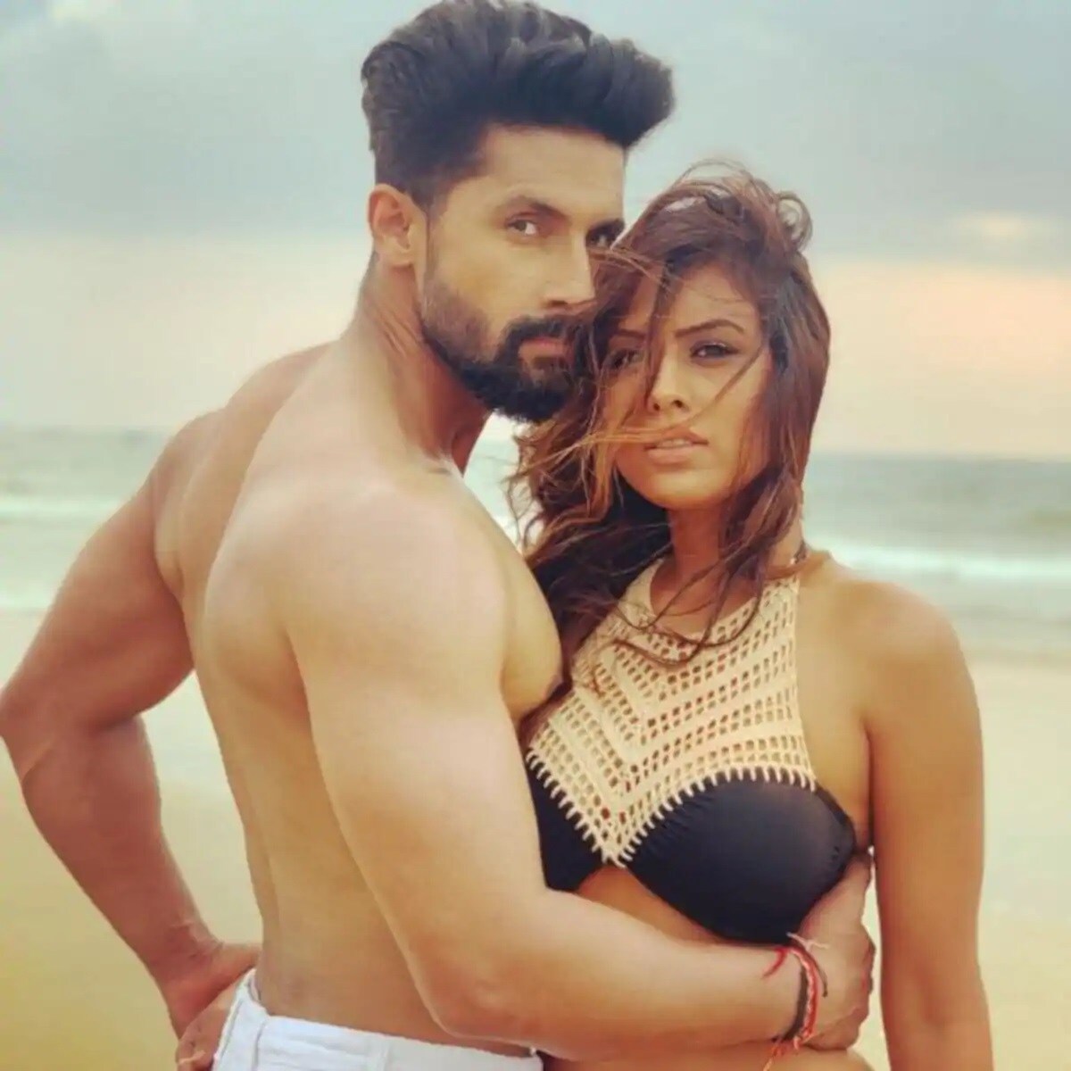 નિયા શર્મા (Nia Sharma) જમાઇ રાજા 2.0 (Jamai Raja 2.0) માં એક્ટર રવિ દુબેની સાથે ઘણાં ઇન્ટીમેટ સીન્સ કરતી નજર આવી હતી જે ઘણી ચર્ચામાં રહી. બેબાક એક્ટ્રેસે વેબ સીરીઝમાં આપેલાં બોલ્ડ સીન્સ અંગે ખુલીને વાત પણ કરી છે. નિયા શર્મા (Nia Sharma) જમાઇ રાજા 2.0 (Jamai Raja 2.0) માં એક્ટર રવિ દુબેની સાથે ઘણાં ઇન્ટીમેટ સીન્સ કરતી નજર આવી હતી જે ઘણી ચર્ચામાં રહી. બેબાક એક્ટ્રેસે વેબ સીરીઝમાં આપેલાં બોલ્ડ સીન્સ અંગે ખુલીને વાત પણ કરી છે.