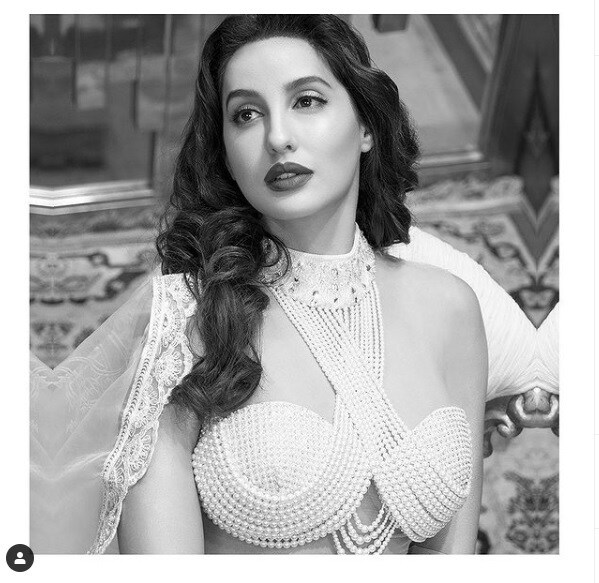 નોરા ફતેહી (Nora Fatehi)એ 2014માં તેનાં એક્ટિંગ કરિયરની શરૂઆત કરી હતી. રિયાલિટી શો 'બિગ બોસ' (Bigg Boss 9)માં નોરા નજર આવી હતી. જે બાદ તે વર્ષ 2016માં ડાન્સ રિયાલિટી શો 'ઝલક દિખલા જા'માં નજર આવી અને તેનું ટેલેન્ટ દેખાડ્યું. ઘણાં ઓછા લોકો જાણે છે કે, નોરા ફક્ત એક ડાન્સર નથી પણ માર્શિયલ આર્ટ ટ્રેઇન્ડ છે. નોરા ફતેહી (Nora Fatehi)એ 2014માં તેનાં એક્ટિંગ કરિયરની શરૂઆત કરી હતી. રિયાલિટી શો 'બિગ બોસ' (Bigg Boss 9)માં નોરા નજર આવી હતી. જે બાદ તે વર્ષ 2016માં ડાન્સ રિયાલિટી શો 'ઝલક દિખલા જા'માં નજર આવી અને તેનું ટેલેન્ટ દેખાડ્યું. ઘણાં ઓછા લોકો જાણે છે કે, નોરા ફક્ત એક ડાન્સર નથી પણ માર્શિયલ આર્ટ ટ્રેઇન્ડ છે.
