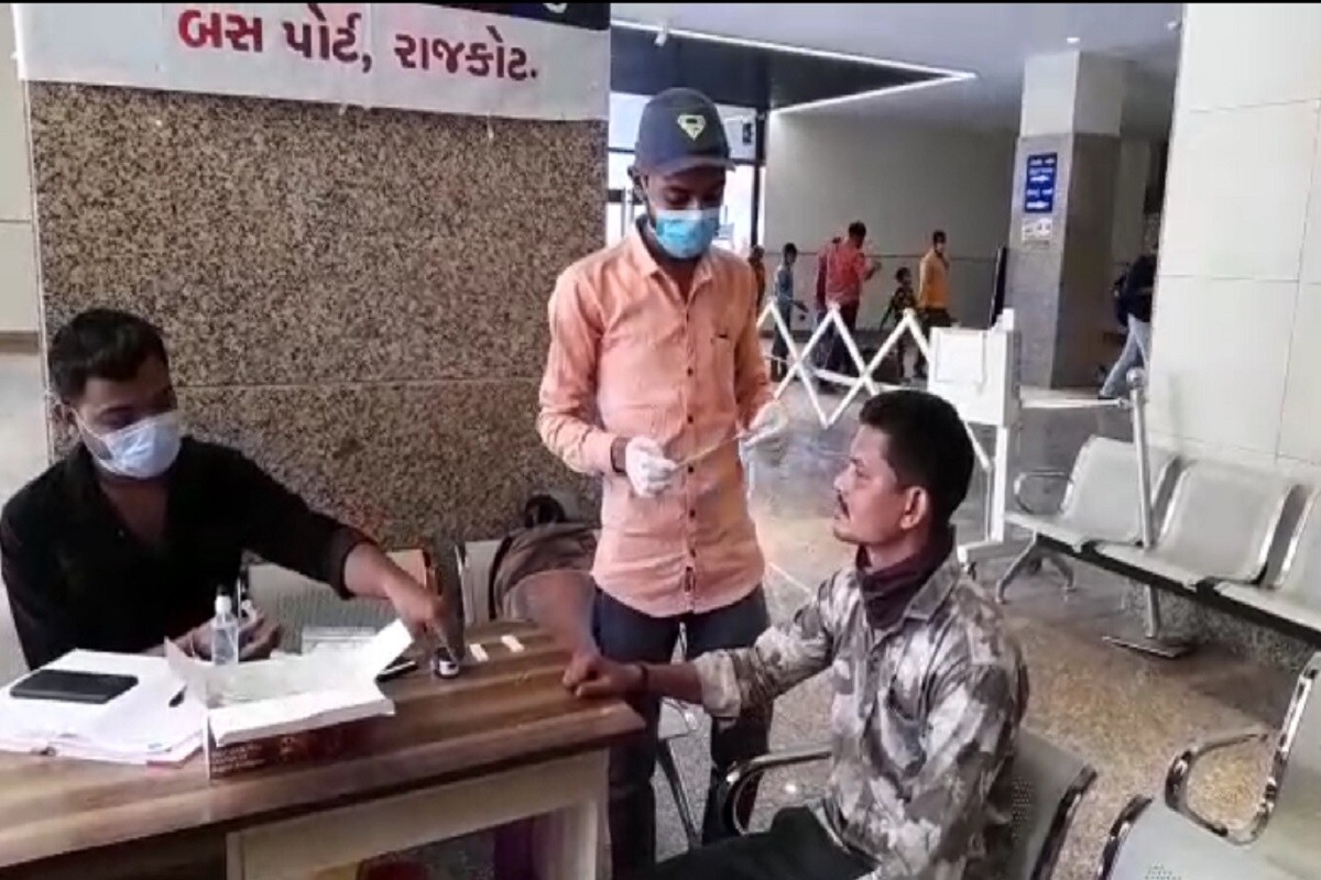 બહારથી આવતા મુસાફરોનું સમયસર ટેસ્ટિંગ થઈ શકે તે માટે બસ સ્ટેશન, રેલવે સ્ટેશન અને એરપોર્ટ ઉપર આજ સવારથી એન્ટીજન ટેસ્ટિંગની કામગીરી આરોગ્ય વિભાગના સ્ટાફ દ્વારા શરૂ કરવામાં આવી છે. બીજી તરફ USA , UK , સાઉથ આફ્રિકા અને બ્રાઝીલ થી આવતા મુસાફરોનું એરપોર્ટ પર અને અન્ય જગ્યાએ સ્ક્રિનિંગ અને જરૂર જણાય તો કોરોન્ટાઇન કરવામાં આવશે. બહારથી આવતા મુસાફરોનું સમયસર ટેસ્ટિંગ થઈ શકે તે માટે બસ સ્ટેશન, રેલવે સ્ટેશન અને એરપોર્ટ ઉપર આજ સવારથી એન્ટીજન ટેસ્ટિંગની કામગીરી આરોગ્ય વિભાગના સ્ટાફ દ્વારા શરૂ કરવામાં આવી છે. બીજી તરફ USA , UK , સાઉથ આફ્રિકા અને બ્રાઝીલ થી આવતા મુસાફરોનું એરપોર્ટ પર અને અન્ય જગ્યાએ સ્ક્રિનિંગ અને જરૂર જણાય તો કોરોન્ટાઇન કરવામાં આવશે.