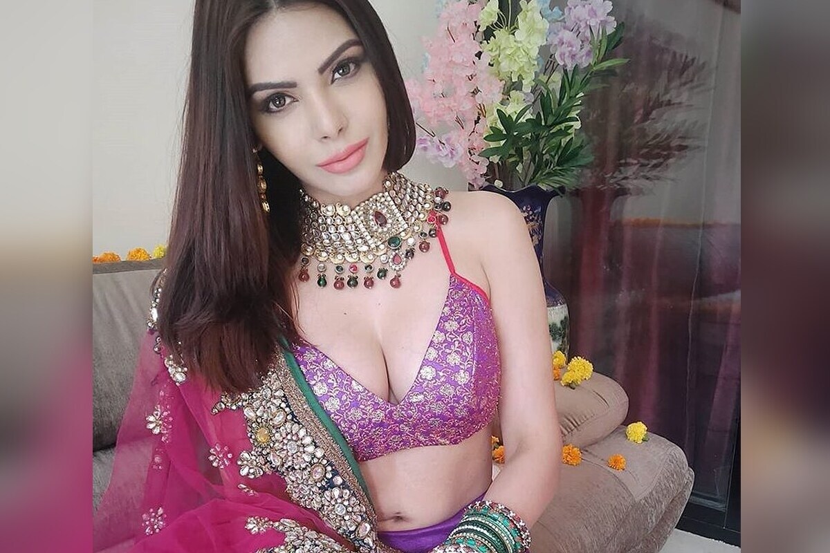 નવી દિલ્હી: બોલિવૂડ એક્ટ્રેસ શર્લિન ચોપરા (Sherlyn Chopra) આજે તેવો 37મો જન્મ દિવસ ઉજવી રહી છે. 11 ફેબ્રુઆરી, 1984નાં હૈદરાબાદમાં તેનો જન્મ થયો હતો.બોલિવૂડમાં તેની બોલ્ડનેસથી ઓળખ જમાવનારી શર્લિન ચોપરા તેની ફિલ્મ કામસૂત્ર 3D અને દિલ બોલે હડિપ્પા માટે જાણીતી છે. તેણે ઘણી ફિલ્મોમાં આઇટમ નંબર પણ કર્યા છે. શર્લિન મોટાભાગે સોશિયલ મીડિયા પર તેની હોટ એન્ડ બોલ્ડ તસવીરોને કારણે ચર્ચામાં રહે છે. શર્લિન ચોપરા આમ તો ઇન્ડસ્ટ્રીમાં કંઇ ખાસ નહોતું કર્યું પણ તેણે જેટલા ખુલાસા કર્યા છે તે તમામ ચોકાવનારા છે. નવી દિલ્હી: બોલિવૂડ એક્ટ્રેસ શર્લિન ચોપરા (Sherlyn Chopra) આજે તેવો 37મો જન્મ દિવસ ઉજવી રહી છે. 11 ફેબ્રુઆરી, 1984નાં હૈદરાબાદમાં તેનો જન્મ થયો હતો.બોલિવૂડમાં તેની બોલ્ડનેસથી ઓળખ જમાવનારી શર્લિન ચોપરા તેની ફિલ્મ કામસૂત્ર 3D અને દિલ બોલે હડિપ્પા માટે જાણીતી છે. તેણે ઘણી ફિલ્મોમાં આઇટમ નંબર પણ કર્યા છે. શર્લિન મોટાભાગે સોશિયલ મીડિયા પર તેની હોટ એન્ડ બોલ્ડ તસવીરોને કારણે ચર્ચામાં રહે છે. શર્લિન ચોપરા આમ તો ઇન્ડસ્ટ્રીમાં કંઇ ખાસ નહોતું કર્યું પણ તેણે જેટલા ખુલાસા કર્યા છે તે તમામ ચોકાવનારા છે.