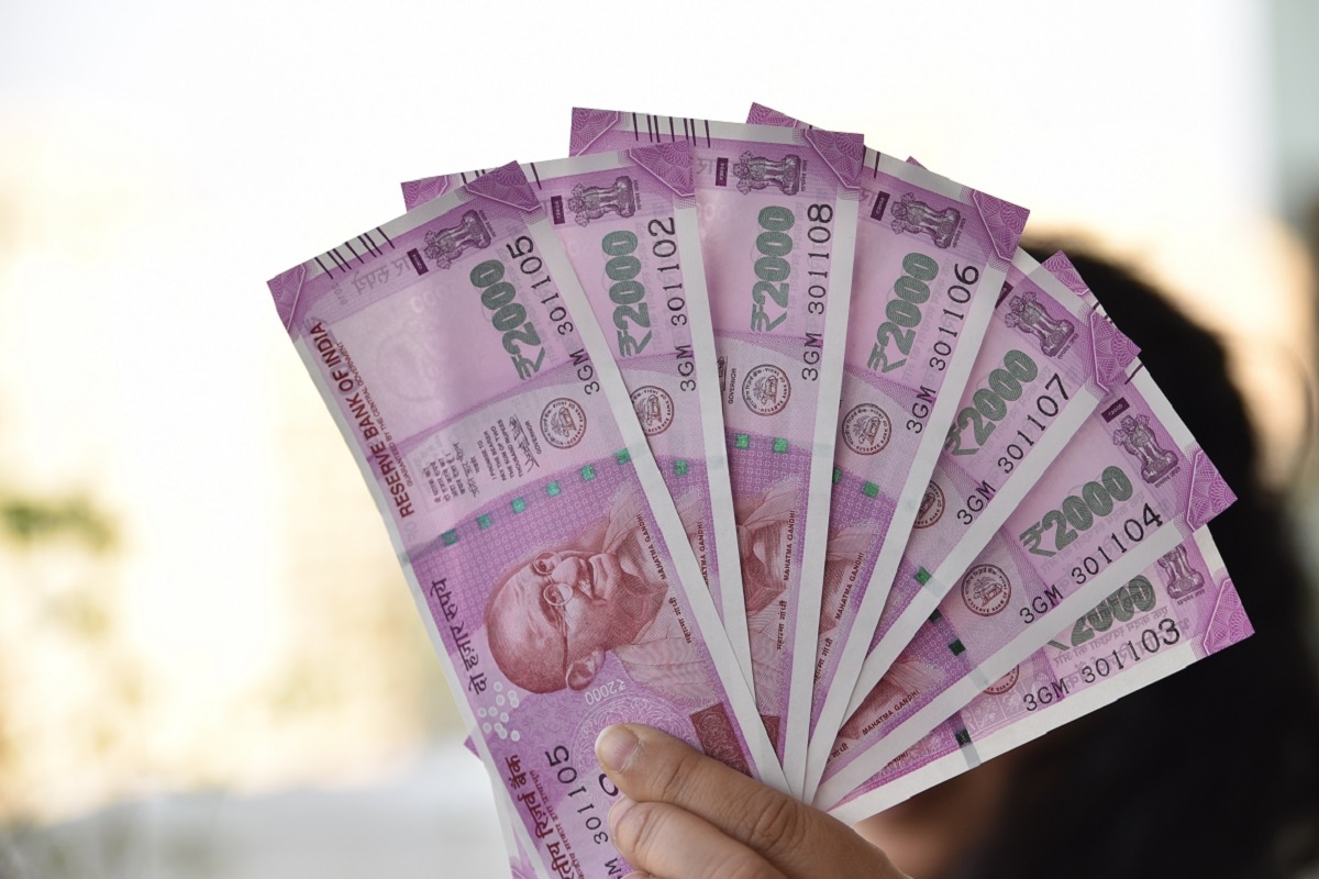 જીવનમાં રોકાણ (investment) કરવું, બચત કરવી, ભવિષ્ય માટે પૈસા (Money) અલાયદા મુકવા દરેક જનજનની જરૂરિયાત બની ગઈ છે. પરંતુ, રોકાણની સાથે વળતર અને સેફ્ટી પર પણ હવે ધ્યાનમાં લેવાય છે. જો તમે પણ રોકાણ કરીને સારી રકમ મેળવવા માંગતા હોય, તો તમે પબ્લિક પ્રોવિડન્ટ ફંડ (PPF)માં રોકાણ કરી શકો છો. PPFને સલામત રોકાણ માનવામાં આવે છે. પીપીએફ ખાતાને સરકારનું સંરક્ષણ મળેલ છે, તેથી તેને સુરક્ષિત માનવામાં આવે છે. જીવનમાં રોકાણ (investment) કરવું, બચત કરવી, ભવિષ્ય માટે પૈસા (Money) અલાયદા મુકવા દરેક જનજનની જરૂરિયાત બની ગઈ છે. પરંતુ, રોકાણની સાથે વળતર અને સેફ્ટી પર પણ હવે ધ્યાનમાં લેવાય છે. જો તમે પણ રોકાણ કરીને સારી રકમ મેળવવા માંગતા હોય, તો તમે પબ્લિક પ્રોવિડન્ટ ફંડ (PPF)માં રોકાણ કરી શકો છો. PPFને સલામત રોકાણ માનવામાં આવે છે. પીપીએફ ખાતાને સરકારનું સંરક્ષણ મળેલ છે, તેથી તેને સુરક્ષિત માનવામાં આવે છે.