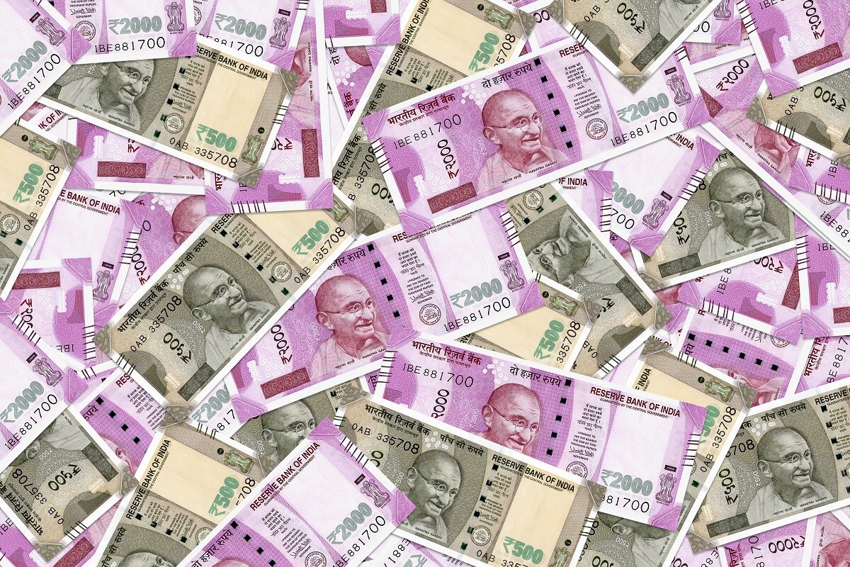 શું PPF રકમ પર લોન મળે? - જાહેર ભવિષ્ય નિધિ(PPF) ખાતામાં રોકાણ કરવાનો મોટો ફાયદો એ છે કે, તમે જરૂરિયાત સમયે લોન લઈ શકો છો. આ લોન સામે કંઈપણ ગીરવે મૂકવાની જરૂર નથી અને તેની ચૂકવણી પણ એકદમ સરળ છે. તમે જ્યારે PPF ખાતું ખોલ્યું હશે તે વર્ષના અંતથી, તમે આવતા એક વર્ષ પછી કોઈપણ સમયે લોન લઈ શકો છો. પીપીએફ ખાતું ખોલાવ્યાના વર્ષથી આગામી પાંચ વર્ષની રકમ અને વ્યવહારને આધારે લોન લઈ શકાય છે. જે સમયે લોન માટે અરજી કરવામાં આવી રહી છે. તે સમયે ખાતામાં જમા રકમના 25% જેટલી રકમ લોન તરીકે લઈ શકાય છે. શું PPF રકમ પર લોન મળે? - જાહેર ભવિષ્ય નિધિ(PPF) ખાતામાં રોકાણ કરવાનો મોટો ફાયદો એ છે કે, તમે જરૂરિયાત સમયે લોન લઈ શકો છો. આ લોન સામે કંઈપણ ગીરવે મૂકવાની જરૂર નથી અને તેની ચૂકવણી પણ એકદમ સરળ છે. તમે જ્યારે PPF ખાતું ખોલ્યું હશે તે વર્ષના અંતથી, તમે આવતા એક વર્ષ પછી કોઈપણ સમયે લોન લઈ શકો છો. પીપીએફ ખાતું ખોલાવ્યાના વર્ષથી આગામી પાંચ વર્ષની રકમ અને વ્યવહારને આધારે લોન લઈ શકાય છે. જે સમયે લોન માટે અરજી કરવામાં આવી રહી છે. તે સમયે ખાતામાં જમા રકમના 25% જેટલી રકમ લોન તરીકે લઈ શકાય છે.
