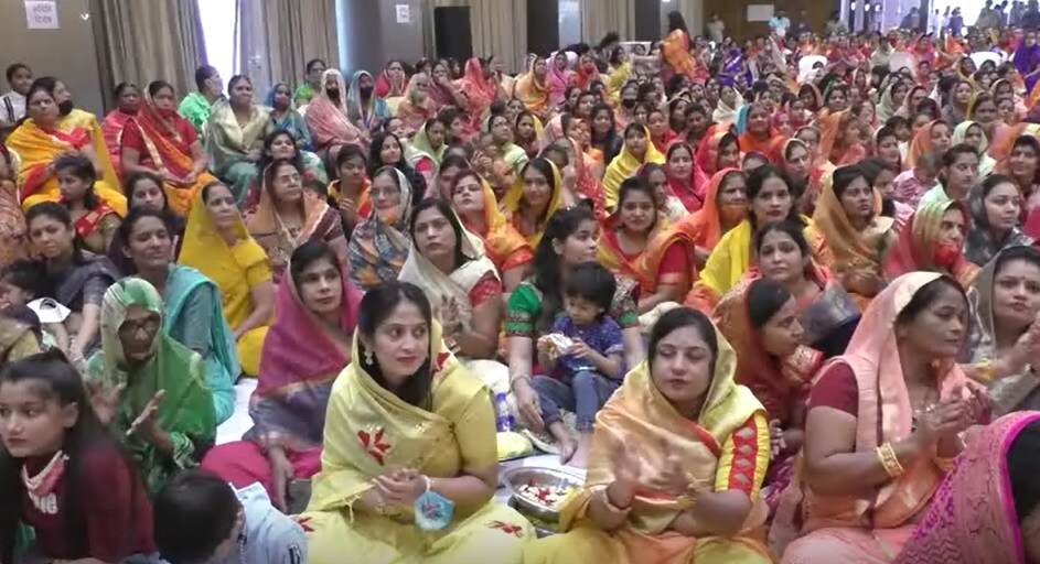 સુરતની 11 વર્ષની નાની દીકરીએસુરતમાં 4 રામકથા કરીને 50 લાખરૂપિયા એકત્ર કરી ભવ્ય રામમંદિર માટે સમર્પિત કર્યા છે.ભાવિકાના પિતા રાજેરા મહેશ્વરીએજણાવ્યું હતું કે, લોકો પોત પોતાનીરીતે રામમંદિર બનાવવા માટે દાન આપી રહ્યા છે, ત્યારે મારી દીકરી ભાવિકા ધોરણ 9 માં અભ્યાસ કરે છે.તેને લોકડાઉન દરમિયાન સમયનો સદઉપયોગ કરીને શાળાના ભણતરની સાથે ભગવદ્ ગીતાનું અધ્યયન કારૂ કર્યું હતું. સુરતની 11 વર્ષની નાની દીકરીએસુરતમાં 4 રામકથા કરીને 50 લાખરૂપિયા એકત્ર કરી ભવ્ય રામમંદિર માટે સમર્પિત કર્યા છે.ભાવિકાના પિતા રાજેરા મહેશ્વરીએજણાવ્યું હતું કે, લોકો પોત પોતાનીરીતે રામમંદિર બનાવવા માટે દાન આપી રહ્યા છે, ત્યારે મારી દીકરી ભાવિકા ધોરણ 9 માં અભ્યાસ કરે છે.તેને લોકડાઉન દરમિયાન સમયનો સદઉપયોગ કરીને શાળાના ભણતરની સાથે ભગવદ્ ગીતાનું અધ્યયન કારૂ કર્યું હતું.