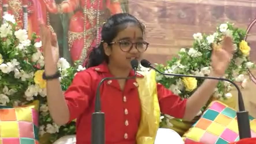 સુરતની 11 વર્ષની નાની દીકરીએસુરતમાં 4 રામકથા કરીને 50 લાખરૂપિયા એકત્ર કરી ભવ્ય રામમંદિર માટે સમર્પિત કર્યા છે.ભાવિકાના પિતા રાજેરા મહેશ્વરીએજણાવ્યું હતું કે, લોકો પોત પોતાનીરીતે રામમંદિર બનાવવા માટે દાન આપી રહ્યા છે, ત્યારે મારી દીકરી ભાવિકા ધોરણ 9 માં અભ્યાસ કરે છે.તેને લોકડાઉન દરમિયાન સમયનો સદઉપયોગ કરીને શાળાના ભણતરની સાથે ભગવદ્ ગીતાનું અધ્યયન કારૂ કર્યું હતું. સુરતની 11 વર્ષની નાની દીકરીએસુરતમાં 4 રામકથા કરીને 50 લાખરૂપિયા એકત્ર કરી ભવ્ય રામમંદિર માટે સમર્પિત કર્યા છે.ભાવિકાના પિતા રાજેરા મહેશ્વરીએજણાવ્યું હતું કે, લોકો પોત પોતાનીરીતે રામમંદિર બનાવવા માટે દાન આપી રહ્યા છે, ત્યારે મારી દીકરી ભાવિકા ધોરણ 9 માં અભ્યાસ કરે છે.તેને લોકડાઉન દરમિયાન સમયનો સદઉપયોગ કરીને શાળાના ભણતરની સાથે ભગવદ્ ગીતાનું અધ્યયન કારૂ કર્યું હતું.
