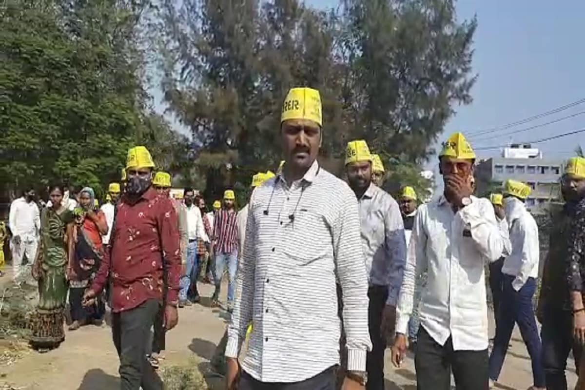 કિર્તેશ પટેલ, સુરતઃ સુરત શહેરના (surat city) હદ વિસ્તરણ બાદ વેલંજામાં મહાનગર પાલિકાની પ્રથમ ચુંટણી (election) દરમિયાન મોટા વરાછાના વોર્ડ નંબર-2 વેલંજા ગામે મતદાન પક્રિયા દરમિયાન મતદાન મથક આગળ અલ્પેશ કથિરીયા (Alpesh kathiriya) સાથે આવેલા પાસ અને બીટીપીના કાર્યકરો (BTP workers) વચ્ચે બબાલ થઇ હતી. જેમાં પાસના કાર્યકરોએ બીટીપીના કાર્યકરોને માર મારવામાં આવ્યો હતો. જેને લઈને ઈજાગ્રસ્ત થયેલા ૫ને હોસ્પિટલ (hospital) ખસેડવામાં આવ્યા હતા.જયારે એક ફોર વ્હીલર ગાડીમાં તોડ ફોડ કરતા પોલીસ દોડતી થઈ હતી.પાસના આગેવાનો સામે એટ્રોસિટી સહિત ઘાડ અને માર મારવાનો ગુનો નોંધી વધુ કાર્યવાહી હાથ ધરી છે. કિર્તેશ પટેલ, સુરતઃ સુરત શહેરના (surat city) હદ વિસ્તરણ બાદ વેલંજામાં મહાનગર પાલિકાની પ્રથમ ચુંટણી (election) દરમિયાન મોટા વરાછાના વોર્ડ નંબર-2 વેલંજા ગામે મતદાન પક્રિયા દરમિયાન મતદાન મથક આગળ અલ્પેશ કથિરીયા (Alpesh kathiriya) સાથે આવેલા પાસ અને બીટીપીના કાર્યકરો (BTP workers) વચ્ચે બબાલ થઇ હતી. જેમાં પાસના કાર્યકરોએ બીટીપીના કાર્યકરોને માર મારવામાં આવ્યો હતો. જેને લઈને ઈજાગ્રસ્ત થયેલા ૫ને હોસ્પિટલ (hospital) ખસેડવામાં આવ્યા હતા.જયારે એક ફોર વ્હીલર ગાડીમાં તોડ ફોડ કરતા પોલીસ દોડતી થઈ હતી.પાસના આગેવાનો સામે એટ્રોસિટી સહિત ઘાડ અને માર મારવાનો ગુનો નોંધી વધુ કાર્યવાહી હાથ ધરી છે.