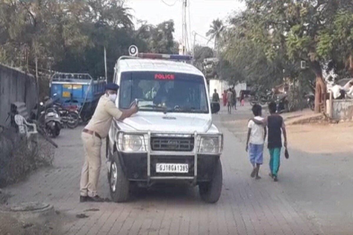 અને તમે કોણ છે, તેમ કહેતા થયેલી બોલાચાલી બાદ PAASના 10થી વધુ કાર્યકરોએ બીટીપીના કાર્યકરોને માર મારતા બબાલ થઈ હતી. બીટીપીના કાર્યકરોની મારુતી વાનને નુકસાન કરવા સાથે 5 કાર્યકરોને ઢોર માર મરાતા સારવાર માટે સુરત સિવિલ હોસ્પિટલમાં દાખલ કરવામાં આવ્યા હતા. પાસ અને બીટીપીના કાર્યકરો વચ્ચે મતદાન સમયે બુથ નજીક થયેલી બબાલને લઈને જિલ્લા પોલીસ વડા ઉષા રાડા સહિતના અધિકારીઓ ઘટના સ્થળે દોડી આવતા મામલો થાળે પડ્યો હતો. અને તમે કોણ છે, તેમ કહેતા થયેલી બોલાચાલી બાદ PAASના 10થી વધુ કાર્યકરોએ બીટીપીના કાર્યકરોને માર મારતા બબાલ થઈ હતી. બીટીપીના કાર્યકરોની મારુતી વાનને નુકસાન કરવા સાથે 5 કાર્યકરોને ઢોર માર મરાતા સારવાર માટે સુરત સિવિલ હોસ્પિટલમાં દાખલ કરવામાં આવ્યા હતા. પાસ અને બીટીપીના કાર્યકરો વચ્ચે મતદાન સમયે બુથ નજીક થયેલી બબાલને લઈને જિલ્લા પોલીસ વડા ઉષા રાડા સહિતના અધિકારીઓ ઘટના સ્થળે દોડી આવતા મામલો થાળે પડ્યો હતો.
