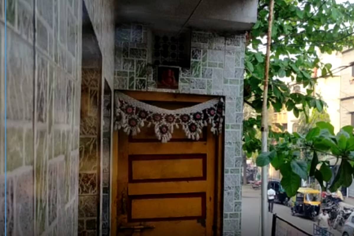 સોસાયટીમાં લાગેલા સીસી કેમેરામાં કોઈ આવતા દેખાતા નથી. પ્રાથમિક પુછપરછમાં રૂપિયા ૧૦ લાખï મકાન વેચાયું તેના છે અને નવાગામ ત્રિકમનગર ખાતે રહેતી તેની બહેનના ભાગના હતા. સોસાયટીમાં લાગેલા સીસી કેમેરામાં કોઈ આવતા દેખાતા નથી. પ્રાથમિક પુછપરછમાં રૂપિયા ૧૦ લાખï મકાન વેચાયું તેના છે અને નવાગામ ત્રિકમનગર ખાતે રહેતી તેની બહેનના ભાગના હતા.