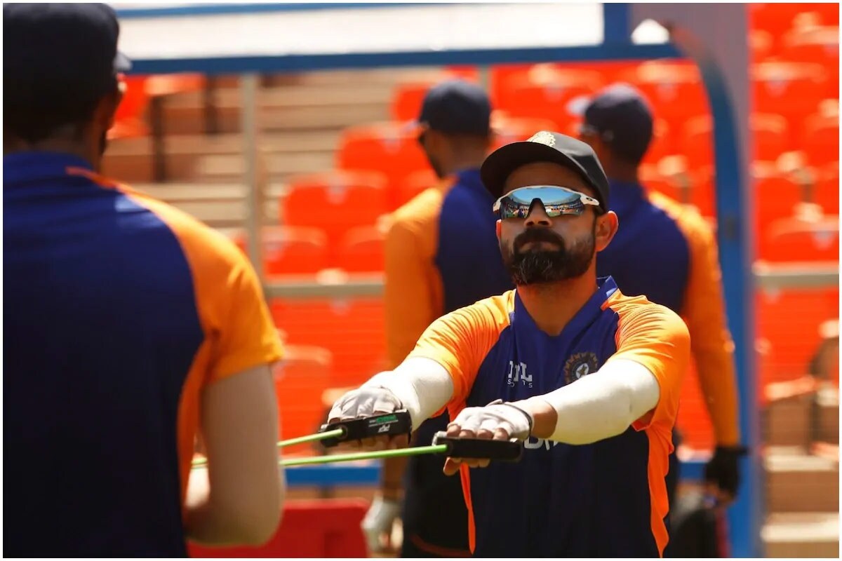 અમદાવાદ. ભારતીય ટીમ (Team India)એ બુધવારથી ઈંગ્લેન્ડની વિરુદ્ધ શરૂ થનારી ડે-નાઇટ ટેસ્ટ (India Vs England Pink Ball Test)થી પહેલા નવા મોટેરા સ્ટેડિયમ (Motera Stadium)માં સ્વિંગ લેતા પિન્ક બોલ (Pink Ball)થી પ્રેક્ટિસ કરી અને કેપ્ટન વિરાટ કોહલી (Virat Kohli)એ આ આકરા ટ્રેનિંગ સેશનની આગેવાની કરી. ઈંગ્લેન્ડે પહેલી ટેસ્ટ 227 રને જીતી હતી અને ભારતે શાનદાર વાપસી કરતાં બીજી ટેસ્ટ 317 રને જીતી સીરીઝને 1-1ની બરાબરી પર લાવી દીધી છે. (BCCI/Twitter) અમદાવાદ. ભારતીય ટીમ (Team India)એ બુધવારથી ઈંગ્લેન્ડની વિરુદ્ધ શરૂ થનારી ડે-નાઇટ ટેસ્ટ (India Vs England Pink Ball Test)થી પહેલા નવા મોટેરા સ્ટેડિયમ (Motera Stadium)માં સ્વિંગ લેતા પિન્ક બોલ (Pink Ball)થી પ્રેક્ટિસ કરી અને કેપ્ટન વિરાટ કોહલી (Virat Kohli)એ આ આકરા ટ્રેનિંગ સેશનની આગેવાની કરી. ઈંગ્લેન્ડે પહેલી ટેસ્ટ 227 રને જીતી હતી અને ભારતે શાનદાર વાપસી કરતાં બીજી ટેસ્ટ 317 રને જીતી સીરીઝને 1-1ની બરાબરી પર લાવી દીધી છે. (BCCI/Twitter)