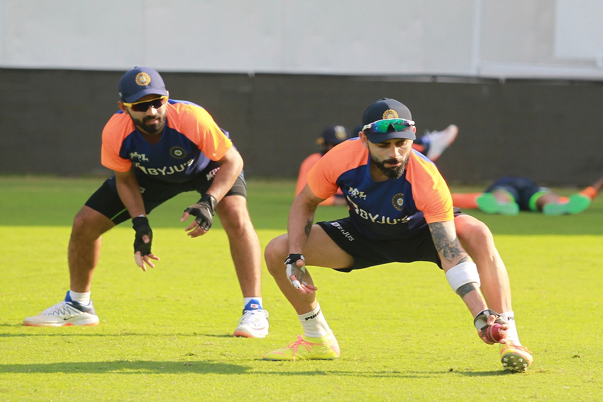  નવી દિલ્હી : ભારત અને ઇંગ્લેન્ડ (India vs England)વચ્ચે ચાર ટેસ્ટ મેચની શ્રેણીની પ્રથમ ટેસ્ટ 5 ફેબ્રુઆરીથી શરૂ થઈ રહી છે. કોવિડ-19ના કારણે ભારતમાં એક વર્ષ કરતા વધારે સમય પછી આંતરરાષ્ટ્રીય ક્રિકેટની વાપસી થશે. ગત વર્ષે માર્ચમાં ક્રિકેટ કેલેન્ડર બાધિત થયું હતું. ભારત અને ઇંગ્લેન્ડ વચ્ચે શ્રેણીની પ્રથમ બે મેચ એમએમ ચિદમ્બરમ સ્ટેડિયમમાં (MA Chidambaram Stadium)રમાશે. જ્યારે અંતિમ બે ટેસ્ટ વિશ્વના સૌથી મોટા સ્ટેડિયમ અમદાવાદના મોટેરામાં રમાશે. ભારત અને ઇંગ્લેન્ડ વચ્ચે ચેન્નઈમાં 9 ટેસ્ટ રમાઇ છે, જ્યાં ઇંગ્લેન્ડનો રેકોર્ડ સારો છે. (તસવીર -BCCI)