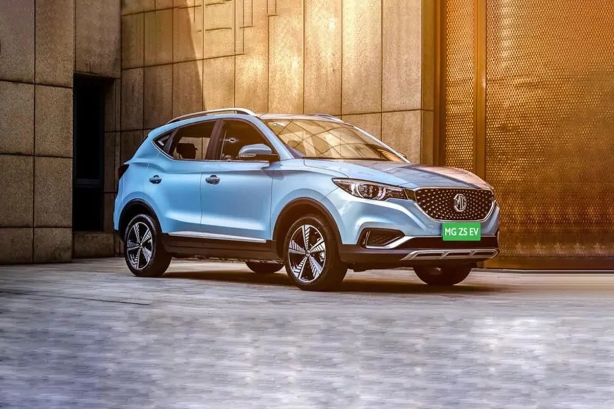 MG ZS EV : MG મોટર કંપની તેની પ્રથમ ઈલેક્ટ્રીક એસયુવી ZS EV લોન્ચ કરી છે. આ એસયુવીમાં કંપનીએ 44.5kwhની બેટરી લગાવી છે જે 143psનો પાવર અને 353Nmનો ટૉક જનરેટ થાય છે. આ કાર સિંગલ ચાર્જમાં 419 કિમી સુધી ચાલી શકે છે. અને તે માત્ર 8.5 સેકન્ડમાં 0 થી 100 ની સ્પિડ પર પહોંચી શકે છે. આ ઈલેક્ટ્રીક કારની કિંમત 21 લાખ રૂપિયા છે. MG ZS EV : MG મોટર કંપની તેની પ્રથમ ઈલેક્ટ્રીક એસયુવી ZS EV લોન્ચ કરી છે. આ એસયુવીમાં કંપનીએ 44.5kwhની બેટરી લગાવી છે જે 143psનો પાવર અને 353Nmનો ટૉક જનરેટ થાય છે. આ કાર સિંગલ ચાર્જમાં 419 કિમી સુધી ચાલી શકે છે. અને તે માત્ર 8.5 સેકન્ડમાં 0 થી 100 ની સ્પિડ પર પહોંચી શકે છે. આ ઈલેક્ટ્રીક કારની કિંમત 21 લાખ રૂપિયા છે.