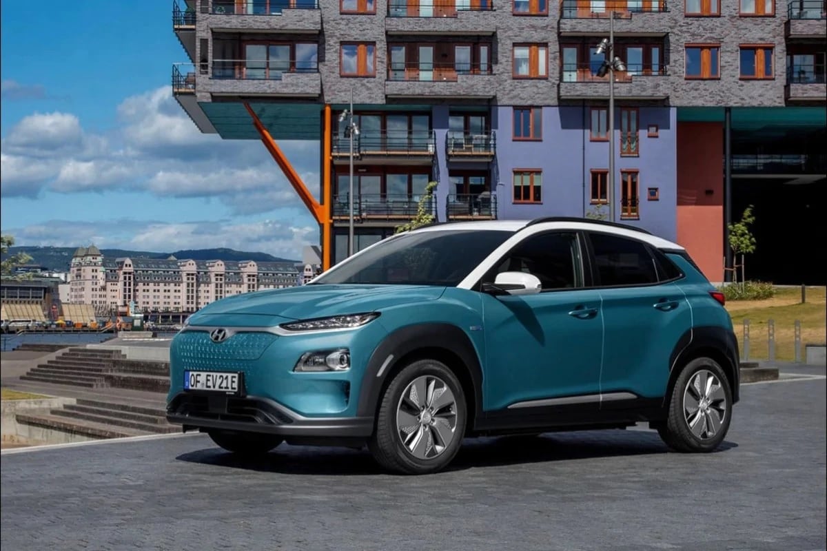 Hyundai Kona Electric : હ્યુન્ડાઇએ ભારતમાં તેની પ્રથમ ઇલેક્ટ્રીક કાર Kona Electricને લોન્ચ કરી છે. આ કારમાં કંપનીએ 39.9Kwhની બેટરી લગાવી છે જે એક વાર ચાર્જ કરવા પર 452 કિલોમીટર સુધી ચાલી શકે છે. આ કારની કિંમત 23 લાખ 71 હજાર રૂપિયા છે. આ કાર 54 મીનિટમાં 80 ટકા ચાર્જ થઇ જાય છે. Hyundai Kona Electric : હ્યુન્ડાઇએ ભારતમાં તેની પ્રથમ ઇલેક્ટ્રીક કાર Kona Electricને લોન્ચ કરી છે. આ કારમાં કંપનીએ 39.9Kwhની બેટરી લગાવી છે જે એક વાર ચાર્જ કરવા પર 452 કિલોમીટર સુધી ચાલી શકે છે. આ કારની કિંમત 23 લાખ 71 હજાર રૂપિયા છે. આ કાર 54 મીનિટમાં 80 ટકા ચાર્જ થઇ જાય છે.