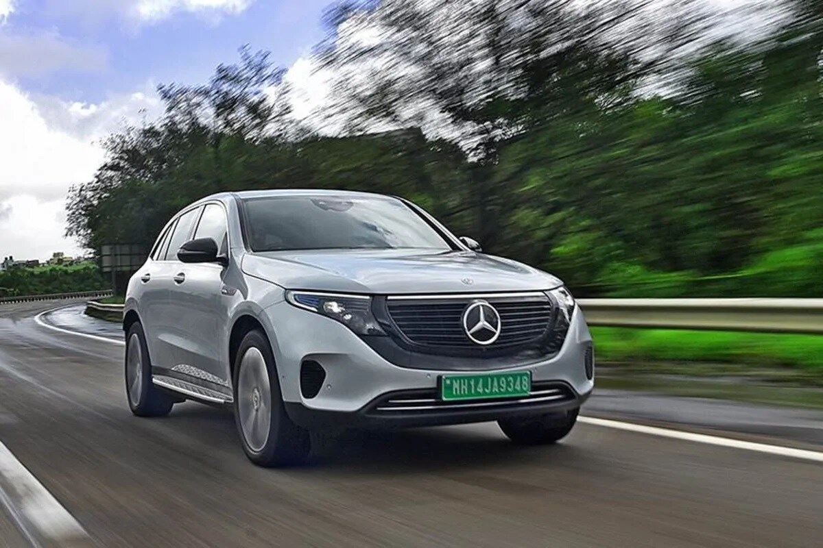 Mercedes-Benz EQC : મર્સિડીઝ-બેંઝની EQC પહેલી ઈલેક્ટ્રીક કાર છે. આ કારમાં કંપનીએ 80 khw લીથિયમ આયનની બેટરીનો ઉપયોગ કરવામાં આવ્યો છે. આ કાર સીંગલ ચાર્જમાં 450 કિમીની રેન્જ આપે છે, આ કારને નોર્મલી ઘરે ચાર્જ કરી શકાય છે જમાં 10 કલાકનો સમય લાગે છે. જ્યારે ફાસ્ટ કારની મદદથી આ કારને 90 મીનીટમાં ફુલ ચાર્જ કરી શકાય છે. આ કાર માત્ર 5 સેકન્ડમાં 100 કિમી/કલાકની સ્પીડ પકડી લે છે. Mercedes-Benz EQC : મર્સિડીઝ-બેંઝની EQC પહેલી ઈલેક્ટ્રીક કાર છે. આ કારમાં કંપનીએ 80 khw લીથિયમ આયનની બેટરીનો ઉપયોગ કરવામાં આવ્યો છે. આ કાર સીંગલ ચાર્જમાં 450 કિમીની રેન્જ આપે છે, આ કારને નોર્મલી ઘરે ચાર્જ કરી શકાય છે જમાં 10 કલાકનો સમય લાગે છે. જ્યારે ફાસ્ટ કારની મદદથી આ કારને 90 મીનીટમાં ફુલ ચાર્જ કરી શકાય છે. આ કાર માત્ર 5 સેકન્ડમાં 100 કિમી/કલાકની સ્પીડ પકડી લે છે.