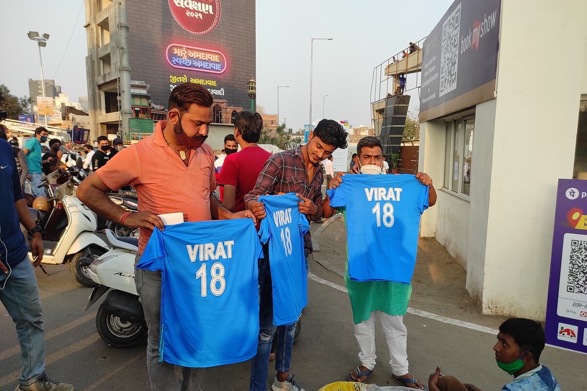 ચાહકો વિરાટના નામની ટીશર્ટ 200 રૂપિયામાં ખરીદે છે. તે પોતે જ્યાં પણ ક્રિકેટમેચ રમાવાની હોય ત્યાં તેઓ ટ્રેન મારફતે પહોંચી જાય છે. કલકત્તા ઉપરાંત અલગ અલગ રાજ્યોમાંથી ફેરિયા આવ્યા છે. અહીં ટોટલ 60 લોકો ટીશર્ટ વેચનાર આવ્યા છે. ચાહકો વિરાટના નામની ટીશર્ટ 200 રૂપિયામાં ખરીદે છે. તે પોતે જ્યાં પણ ક્રિકેટમેચ રમાવાની હોય ત્યાં તેઓ ટ્રેન મારફતે પહોંચી જાય છે. કલકત્તા ઉપરાંત અલગ અલગ રાજ્યોમાંથી ફેરિયા આવ્યા છે. અહીં ટોટલ 60 લોકો ટીશર્ટ વેચનાર આવ્યા છે.
