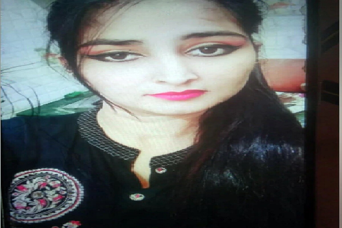 પોલીસના જણાવ્યા પ્રમાણે મહિલાને પહેલા ગળું દબાવીને મારવાની કોશિશ કર્યા બાદ ચપ્પા વડે તેનું ગળું કાપી નાંખ્યું હતું. પોલીસનું કહેવું છે કે મહિલા પોતાના પતિ સાથે રહેતી હતી. મહિલાને પતિના મિત્ર સાથે આડા સંબંધો હતો. જોકે, આશિકને એ અંગે જાણ થઈ કે મહિલાને અનેક પુરુષો સાથે આડા સંબંધો છે. આ વાત તેને પસંદ ન આવી. પોલીસના જણાવ્યા પ્રમાણે મહિલાને પહેલા ગળું દબાવીને મારવાની કોશિશ કર્યા બાદ ચપ્પા વડે તેનું ગળું કાપી નાંખ્યું હતું. પોલીસનું કહેવું છે કે મહિલા પોતાના પતિ સાથે રહેતી હતી. મહિલાને પતિના મિત્ર સાથે આડા સંબંધો હતો. જોકે, આશિકને એ અંગે જાણ થઈ કે મહિલાને અનેક પુરુષો સાથે આડા સંબંધો છે. આ વાત તેને પસંદ ન આવી.