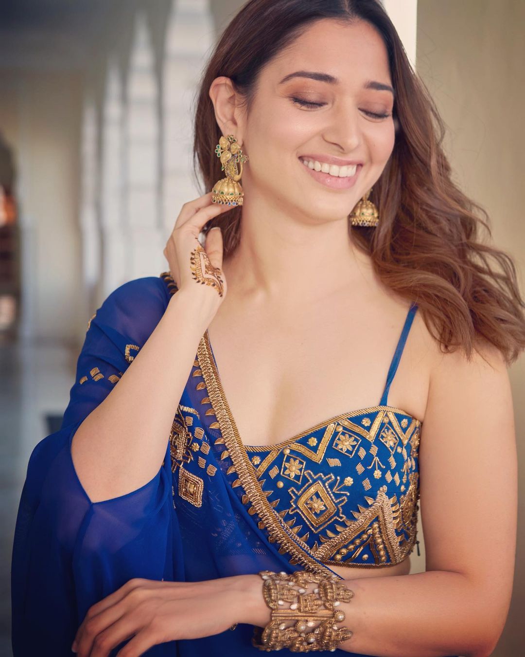 તમન્નાએ આ એથનિક આઉટફિટની સાથે આમ્રપાલી જ્વેલર્સ દ્વારા ડિઝાઇન કરેલાં દાગીના પહેરા હતા. તમન્નાએ હન્ના ખાનનાં લગ્ન ફંક્શન માટે આ લૂક અપનાવ્યો હતો. તમન્નાએ આ એથનિક આઉટફિટની સાથે આમ્રપાલી જ્વેલર્સ દ્વારા ડિઝાઇન કરેલાં દાગીના પહેરા હતા. તમન્નાએ હન્ના ખાનનાં લગ્ન ફંક્શન માટે આ લૂક અપનાવ્યો હતો.