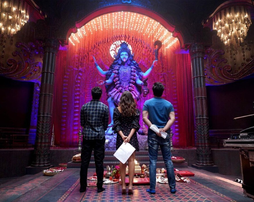 આલિયા ભટ્ટ તેના મેજીકલ બોય્સ અયાન મુખર્જી અને રણબીર કપૂર સાથે કાળી માતાની મૂર્તિ સામે હાથમાં ફિલ્મની સ્ક્રિપ્ટ લઈને. આલિયા ભટ્ટ તેના મેજીકલ બોય્સ અયાન મુખર્જી અને રણબીર કપૂર સાથે કાળી માતાની મૂર્તિ સામે હાથમાં ફિલ્મની સ્ક્રિપ્ટ લઈને.