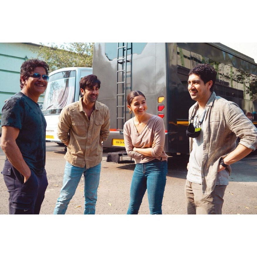 આ તસવીર તેણે ફિલ્મ બ્રહ્માસ્ત્રના સેટ પરથી શેર કરીને નાગાર્જુનને ધન્યવાદ અને ફિલ્મ શૂટિંગના સફર માટે આભાર વ્યક્ત કર્યો હતો. આ તસવીર તેણે ફિલ્મ બ્રહ્માસ્ત્રના સેટ પરથી શેર કરીને નાગાર્જુનને ધન્યવાદ અને ફિલ્મ શૂટિંગના સફર માટે આભાર વ્યક્ત કર્યો હતો.