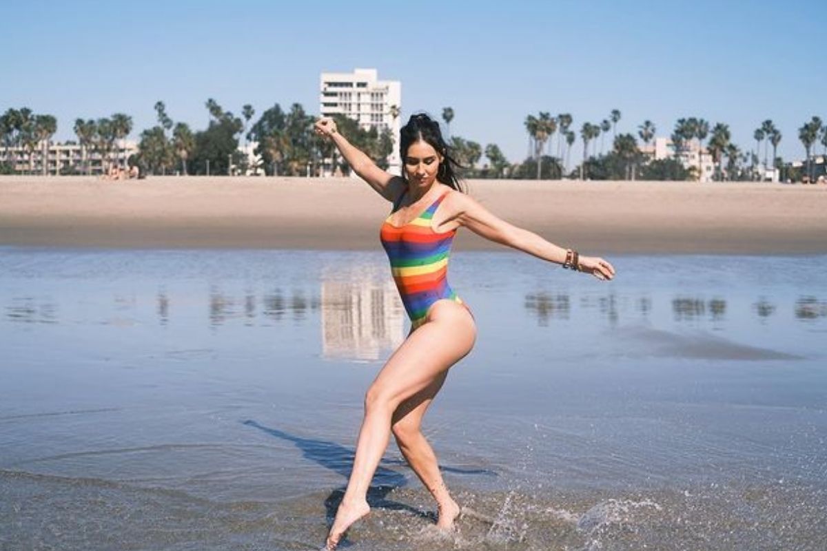 રંગબેરંગી Monokini માં લોરેન ઘણી જ સુંદર દેખાઇ રહી છે. આ બિકિની ફોટોશૂટની તસવીરો વાયરલ થઇ રહી છે. રંગબેરંગી Monokini માં લોરેન ઘણી જ સુંદર દેખાઇ રહી છે. આ બિકિની ફોટોશૂટની તસવીરો વાયરલ થઇ રહી છે.