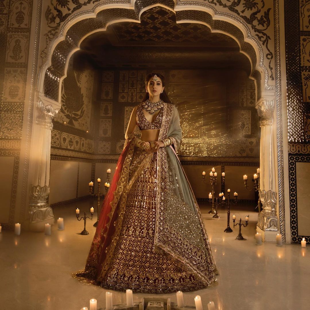 લોકોને આ બ્રાઇડિયલ વેરમાં સારા ખુબજ પસંદ આવી રહી છે. તેઓ તેની તસવીરો પર લાઇક્સ અને કમેન્ટ્સ કરી રહ્યાં છે. (PHOTO: Instagram/saraalikhan95) લોકોને આ બ્રાઇડિયલ વેરમાં સારા ખુબજ પસંદ આવી રહી છે. તેઓ તેની તસવીરો પર લાઇક્સ અને કમેન્ટ્સ કરી રહ્યાં છે. (PHOTO: Instagram/saraalikhan95)