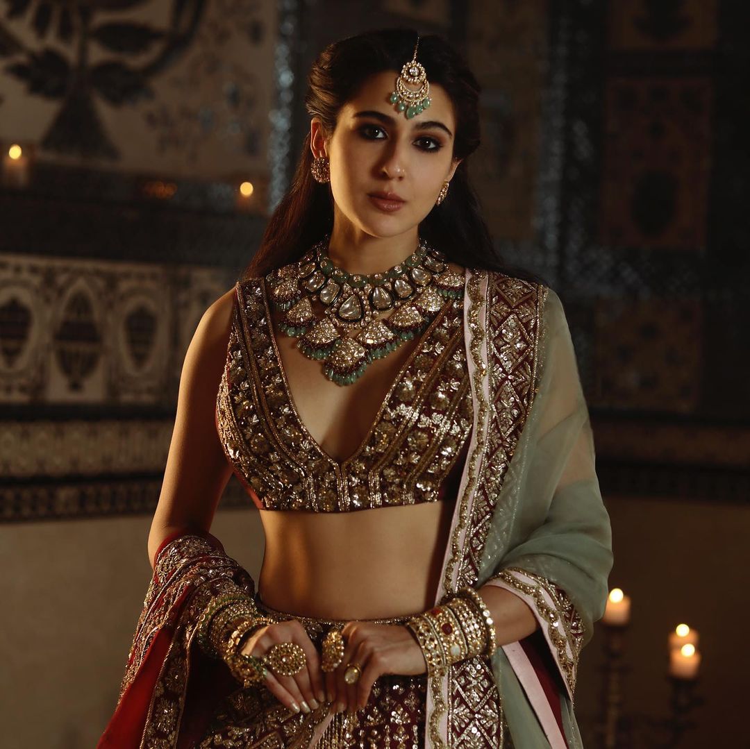 સારાનું આ લેટેસ્ટ ફોટોશટ છે જેમાં તે કોઇ બ્રાઇડથી ઓછી નથી લાગતી. સારા એક દુલ્હન જેવી સજેલી છે. (PHOTO: Instagram/saraalikhan95) સારાનું આ લેટેસ્ટ ફોટોશટ છે જેમાં તે કોઇ બ્રાઇડથી ઓછી નથી લાગતી. સારા એક દુલ્હન જેવી સજેલી છે. (PHOTO: Instagram/saraalikhan95)