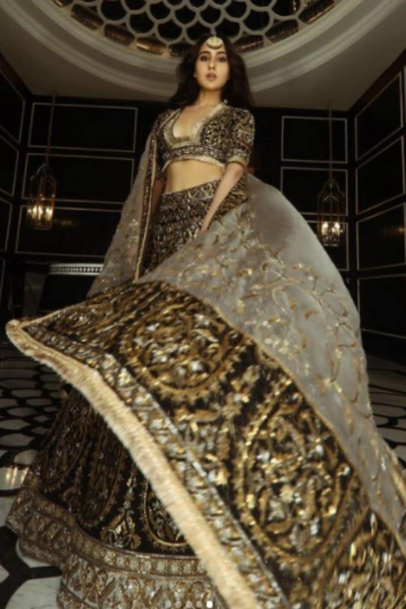 મનીષ મલ્હોત્રાએ તેના નવાં કલેક્શન નૂરાનિયત માટે સારા અલી ખાનને પંસદ કરી છે. (PHOTO: Instagram/saraalikhan95) મનીષ મલ્હોત્રાએ તેના નવાં કલેક્શન નૂરાનિયત માટે સારા અલી ખાનને પંસદ કરી છે. (PHOTO: Instagram/saraalikhan95)