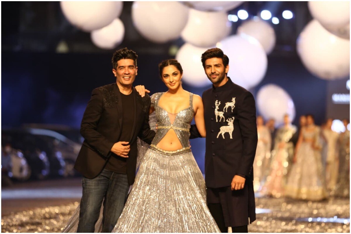 એન્ટરટેઇનમેન્ટ ડેસ્ક: લેક્મે ફેશન વીક 2021 (Lakme Fashion Week 2021) નું આયોજન આ વખતે ફેશન ડિઝાઇન કાઉન્સિલ ઓફ ઇન્ડિયા અને લેક્મે ફેશન વીકે મળીને કર્યું હતું. દેશભરમાં તમામ ડિઝાઇનર્સે તેમનાં ડિઝાઇવેર્સની ઝલક રજૂ કરી હતી. ફેશન વીકમાં દરરોજ એકથી એક ડિઝાઇનરની ડિઝાઇન જોવા મળી રહી છે. (PHOTO: Viral Bhayani) એન્ટરટેઇનમેન્ટ ડેસ્ક: લેક્મે ફેશન વીક 2021 (Lakme Fashion Week 2021) નું આયોજન આ વખતે ફેશન ડિઝાઇન કાઉન્સિલ ઓફ ઇન્ડિયા અને લેક્મે ફેશન વીકે મળીને કર્યું હતું. દેશભરમાં તમામ ડિઝાઇનર્સે તેમનાં ડિઝાઇવેર્સની ઝલક રજૂ કરી હતી. ફેશન વીકમાં દરરોજ એકથી એક ડિઝાઇનરની ડિઝાઇન જોવા મળી રહી છે. (PHOTO: Viral Bhayani)