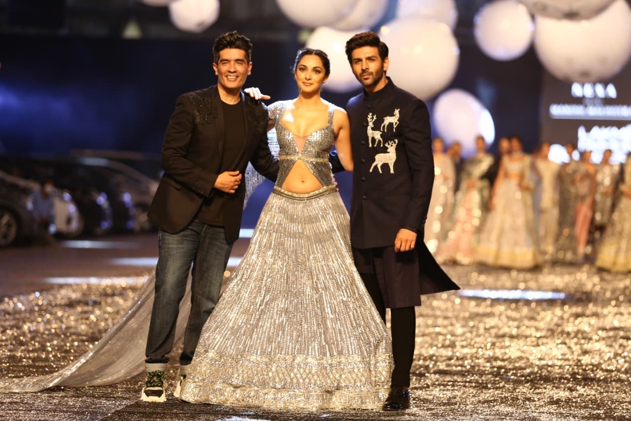 આ ફોટોમાં મનીષ એક્ટ્રેસ કિયારા અડવાણી (Kiara Advani) અને એક્ટર કાર્તિક આર્યન (Kartik Aryan)ની સાથે નજર આવી રહ્યાં છે. (PHOTO: Viral Bhayani) આ ફોટોમાં મનીષ એક્ટ્રેસ કિયારા અડવાણી (Kiara Advani) અને એક્ટર કાર્તિક આર્યન (Kartik Aryan)ની સાથે નજર આવી રહ્યાં છે. (PHOTO: Viral Bhayani)