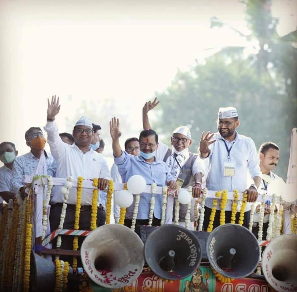 મુસ્લિમ મતદારોનું પ્રભુત્વ ધરાવતી પંચમહાલની ગોધરા, અરવલ્લીની મોડાસા અને ભરૂચ નગરપાલિકામાં ઔવેસીની પાર્ટીના ઉદયે કૉંગ્રેસના મત છીનવી લીધા એવું કહેવામાં સહેજ પણ અતિશોયક્તિ નથી. અગાઉ પણ અમદાવાદ મહાનગરપાલિકામાં મુસ્લિમ મતદારોનું પ્રભુત્વ ઘરાવતી જમાલપુર-ખાડિયા, બહેરામપુરા, અને મક્તમપુરા, દરિયાપુર વગેરે વિસ્તારોની બેઠકોમાં ઔવેસીનું પ્રથમ ચૂંટણીમાં જ ખૂબ જ નોંધપાત્ર પ્રદર્શન રહ્યુ હતું. મુસ્લિમ મતદારોનું પ્રભુત્વ ધરાવતી પંચમહાલની ગોધરા, અરવલ્લીની મોડાસા અને ભરૂચ નગરપાલિકામાં ઔવેસીની પાર્ટીના ઉદયે કૉંગ્રેસના મત છીનવી લીધા એવું કહેવામાં સહેજ પણ અતિશોયક્તિ નથી. અગાઉ પણ અમદાવાદ મહાનગરપાલિકામાં મુસ્લિમ મતદારોનું પ્રભુત્વ ઘરાવતી જમાલપુર-ખાડિયા, બહેરામપુરા, અને મક્તમપુરા, દરિયાપુર વગેરે વિસ્તારોની બેઠકોમાં ઔવેસીનું પ્રથમ ચૂંટણીમાં જ ખૂબ જ નોંધપાત્ર પ્રદર્શન રહ્યુ હતું.