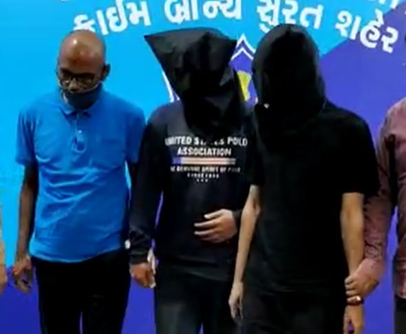 બન્ને આસીફ ટામેટાની ગેંગના સાગરિતો હતા. બન્ને આરોપીઓને ડીસીબીએ કોર્ટમાં રજૂ કર્યા હતા. કોર્ટે 7 દિવસના રિમાન્ડ આપ્યા હતા. અગાઉ ટામેટા ગેંગના 12ની ધરપકડ કરી હતી. હજુ 2 સાગરીતો ભાગતા ફરે છે. ગુજસીટોક કાયદા હેઠળ ક્રાઇમ બ્રાંચે આસીફ ટામેટાની ગેંગ સામે નોંધાયેલા ગુનામાં બે આરોપીઓ પૈકી એકનો ઉત્તર પ્રદેશની લખનૌ જેલમાંથી અને બીજા આરોપીનો લાજપોર જેલમાંથી ટ્રાન્સફર વોરંટને આધારે કબજો મેળવ્યો હતો. બન્ને આસીફ ટામેટાની ગેંગના સાગરિતો હતા. બન્ને આરોપીઓને ડીસીબીએ કોર્ટમાં રજૂ કર્યા હતા. કોર્ટે 7 દિવસના રિમાન્ડ આપ્યા હતા. અગાઉ ટામેટા ગેંગના 12ની ધરપકડ કરી હતી. હજુ 2 સાગરીતો ભાગતા ફરે છે. ગુજસીટોક કાયદા હેઠળ ક્રાઇમ બ્રાંચે આસીફ ટામેટાની ગેંગ સામે નોંધાયેલા ગુનામાં બે આરોપીઓ પૈકી એકનો ઉત્તર પ્રદેશની લખનૌ જેલમાંથી અને બીજા આરોપીનો લાજપોર જેલમાંથી ટ્રાન્સફર વોરંટને આધારે કબજો મેળવ્યો હતો.
