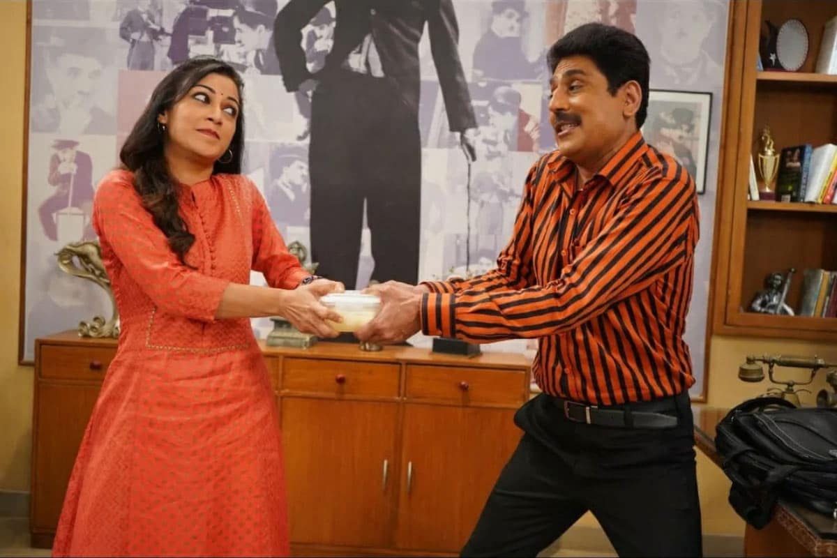 ઉલ્લેખનીય છે કે, અગાઉ શોમાં જુના અંજલીભાભી એટલે કે નેહા મહેતા (Neha Mehta)ને રિપ્લેસ કરીને સુનયના ફૌજદાર (Sunayana Fozdar)એ તેમની જગ્યા લીધી છે. તો બીજી તરફ સોનુ અને સોઢી પણ બદલાઈ ચુક્યા છે. ઉલ્લેખનીય છે કે, અગાઉ શોમાં જુના અંજલીભાભી એટલે કે નેહા મહેતા (Neha Mehta)ને રિપ્લેસ કરીને સુનયના ફૌજદાર (Sunayana Fozdar)એ તેમની જગ્યા લીધી છે. તો બીજી તરફ સોનુ અને સોઢી પણ બદલાઈ ચુક્યા છે.
